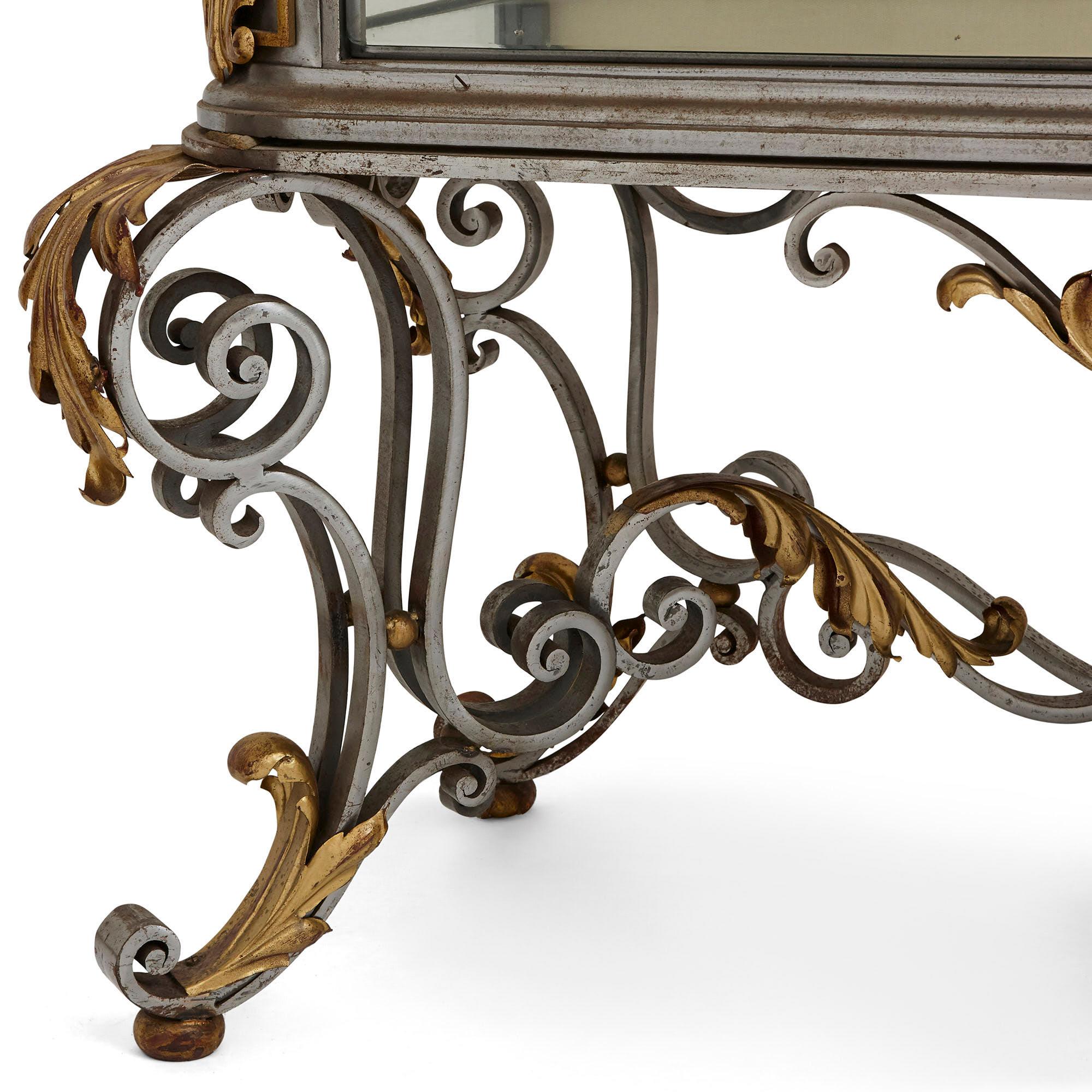 20ième siècle Deux vitrines Art Nouveau en métal doré et acier en vente