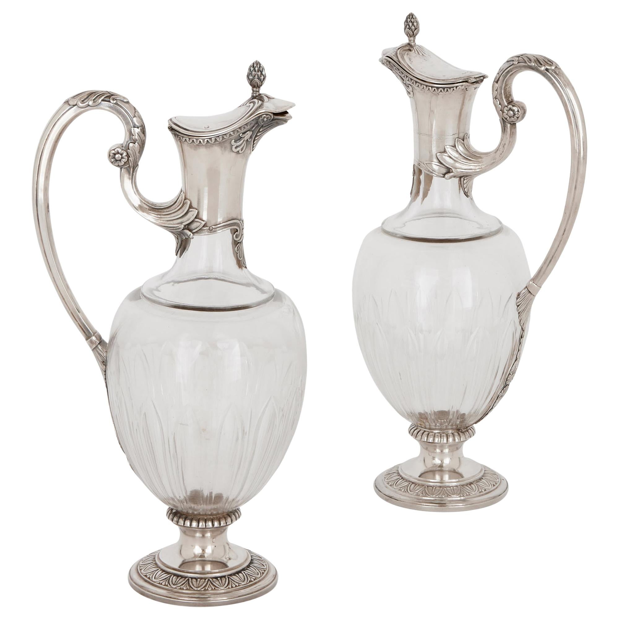 Dos jarras de vino Art Nouveau de plata y cristal de Devaux