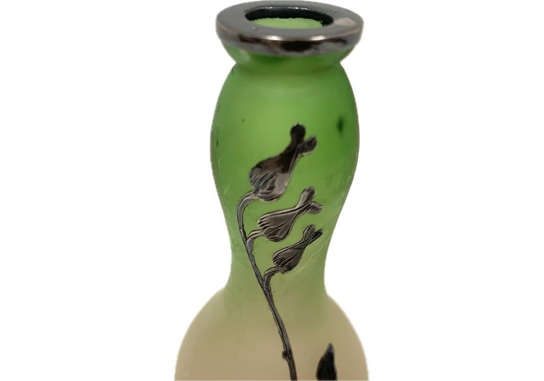 Dos jarrones Art Nouveau con capullos de plata sobredorada en venta 5