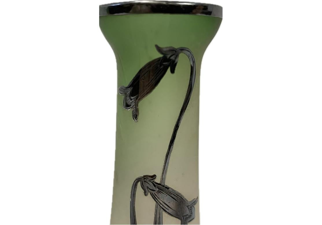 Dos jarrones Art Nouveau con capullos de plata sobredorada siglo XX en venta