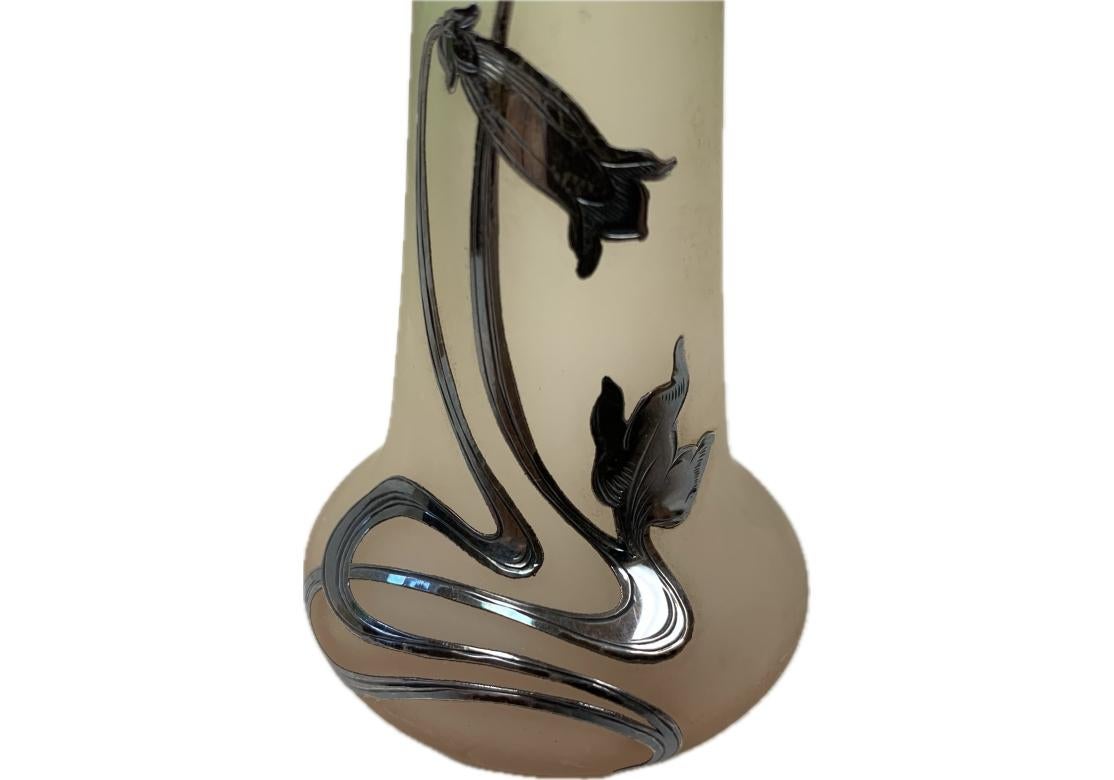 Dos jarrones Art Nouveau con capullos de plata sobredorada Plata esterlina en venta