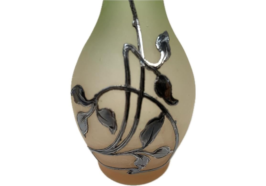 Dos jarrones Art Nouveau con capullos de plata sobredorada en venta 1