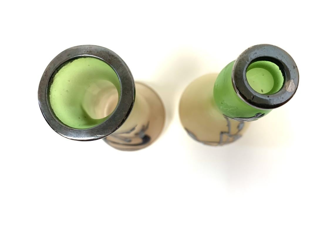 Dos jarrones Art Nouveau con capullos de plata sobredorada en venta 3