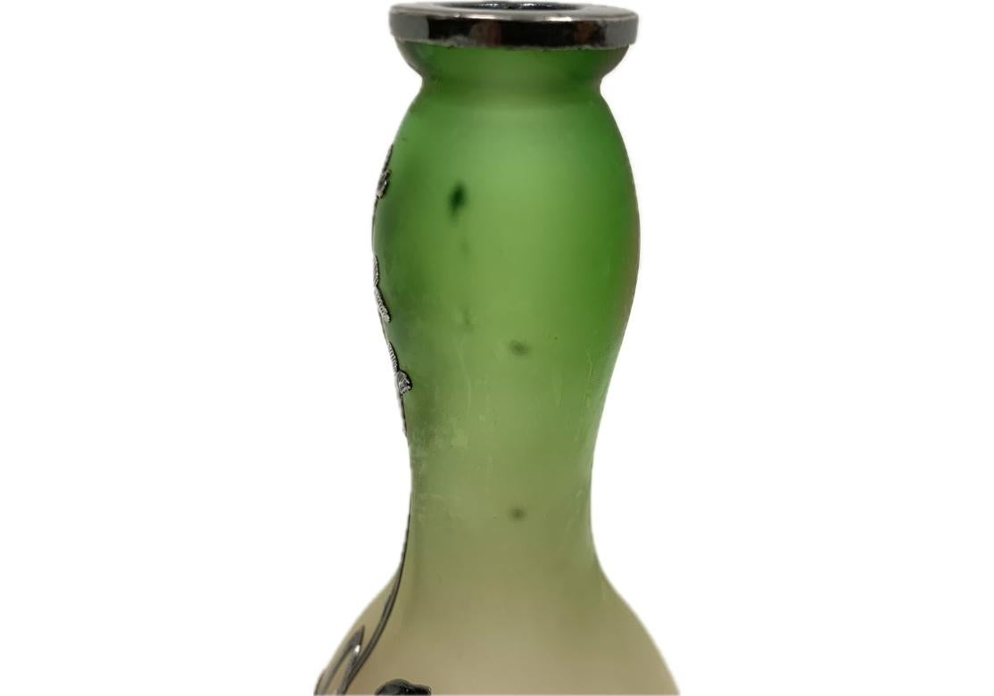 Dos jarrones Art Nouveau con capullos de plata sobredorada en venta 4