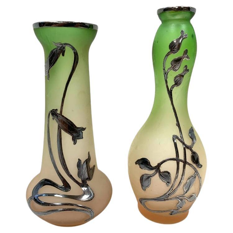 Due vasi a bocciolo in stile Art Nouveau con sovrapposizione d'argento