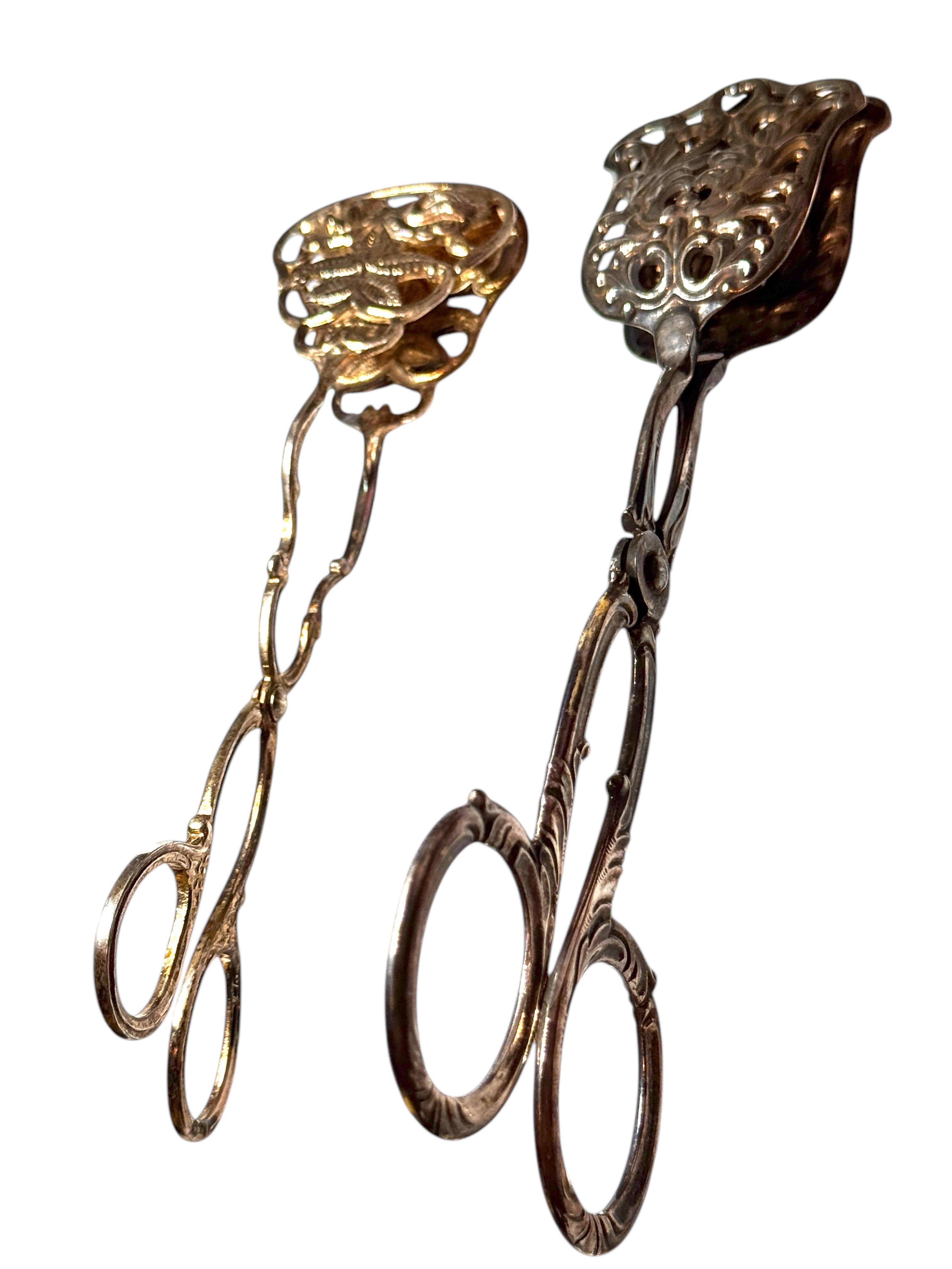 Tedesco Due pinze da portata in argento Art Nouveau per torte, pasticcini e caramelle, Germania, 1900 in vendita