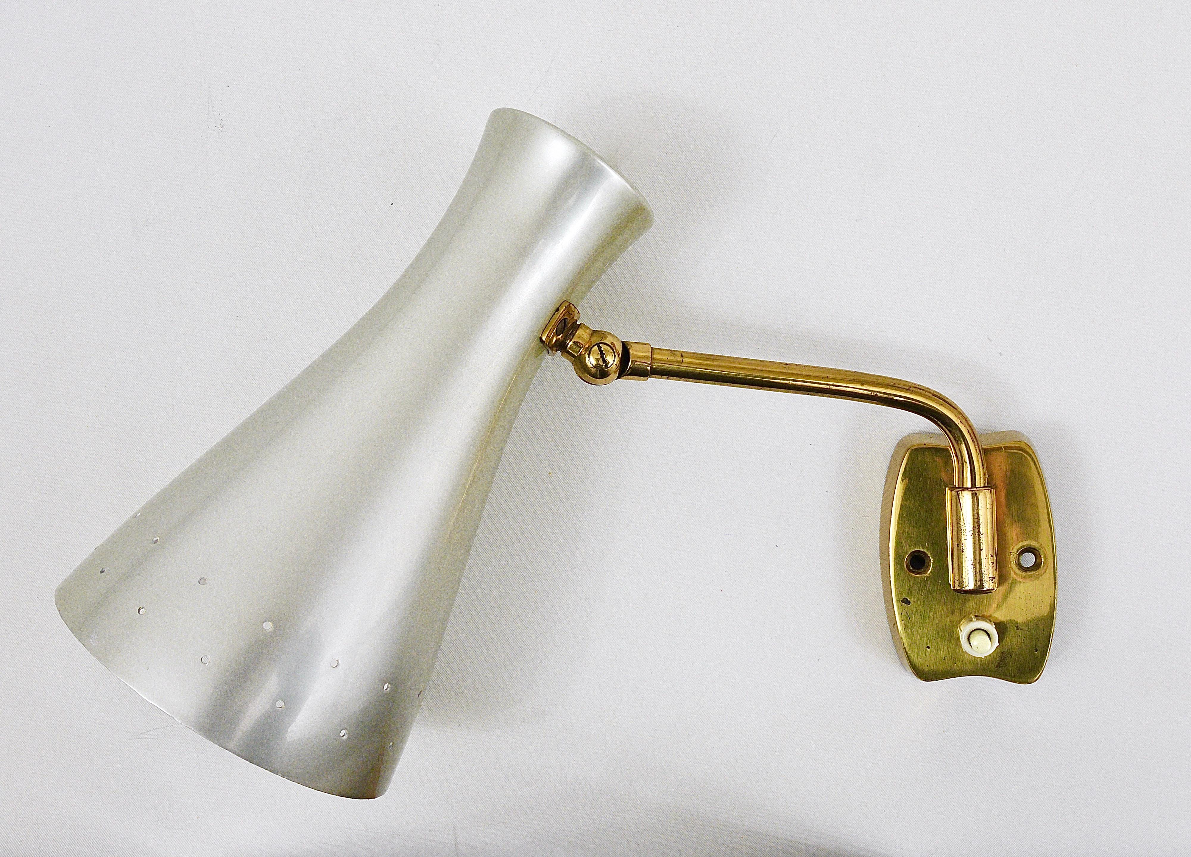 Paire d'appliques coniques articulées en laiton de style Stilnovo, Lights Italie, années 1950 en vente 4