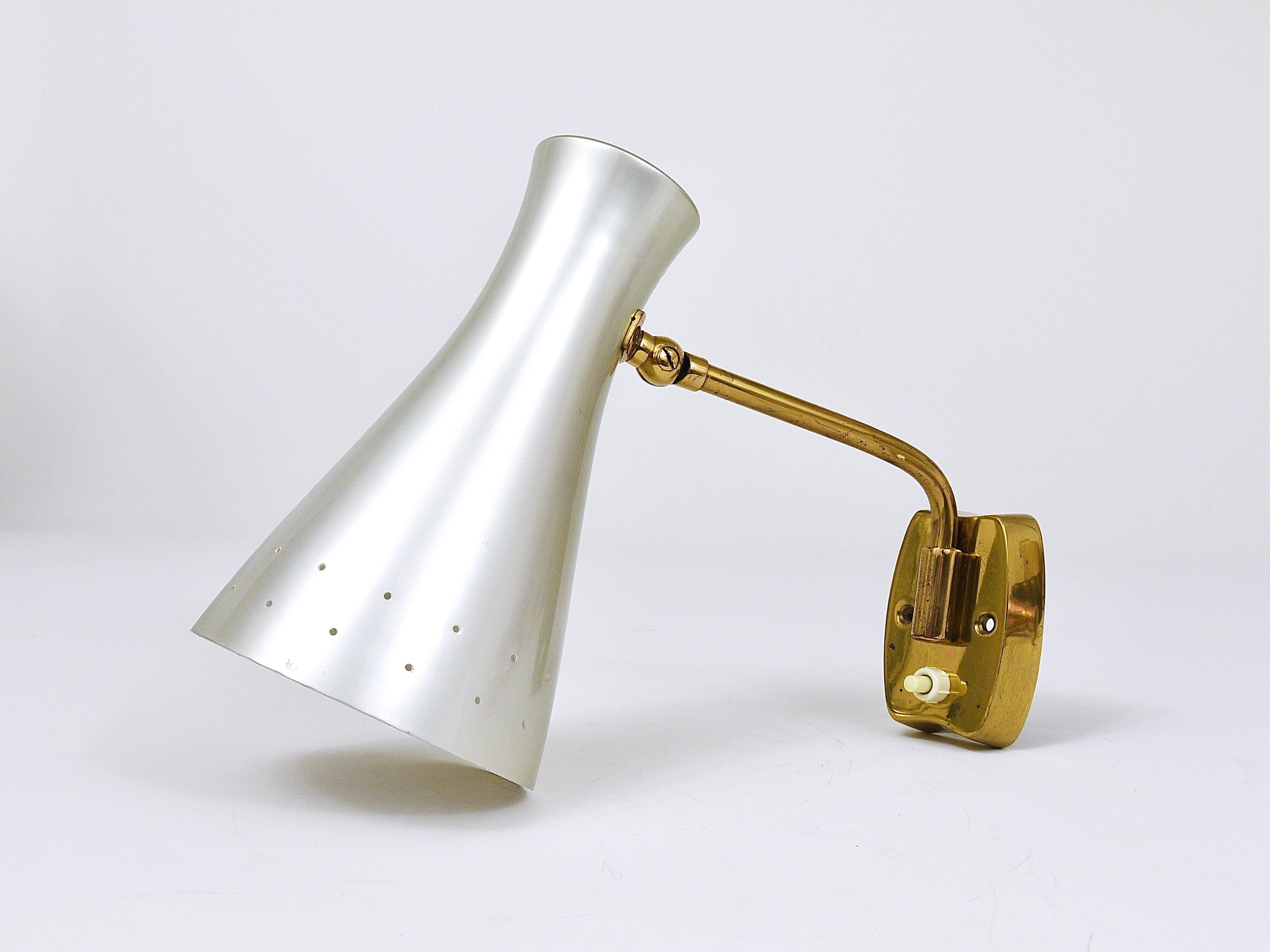 Paire d'appliques coniques articulées en laiton de style Stilnovo, Lights Italie, années 1950 en vente 7