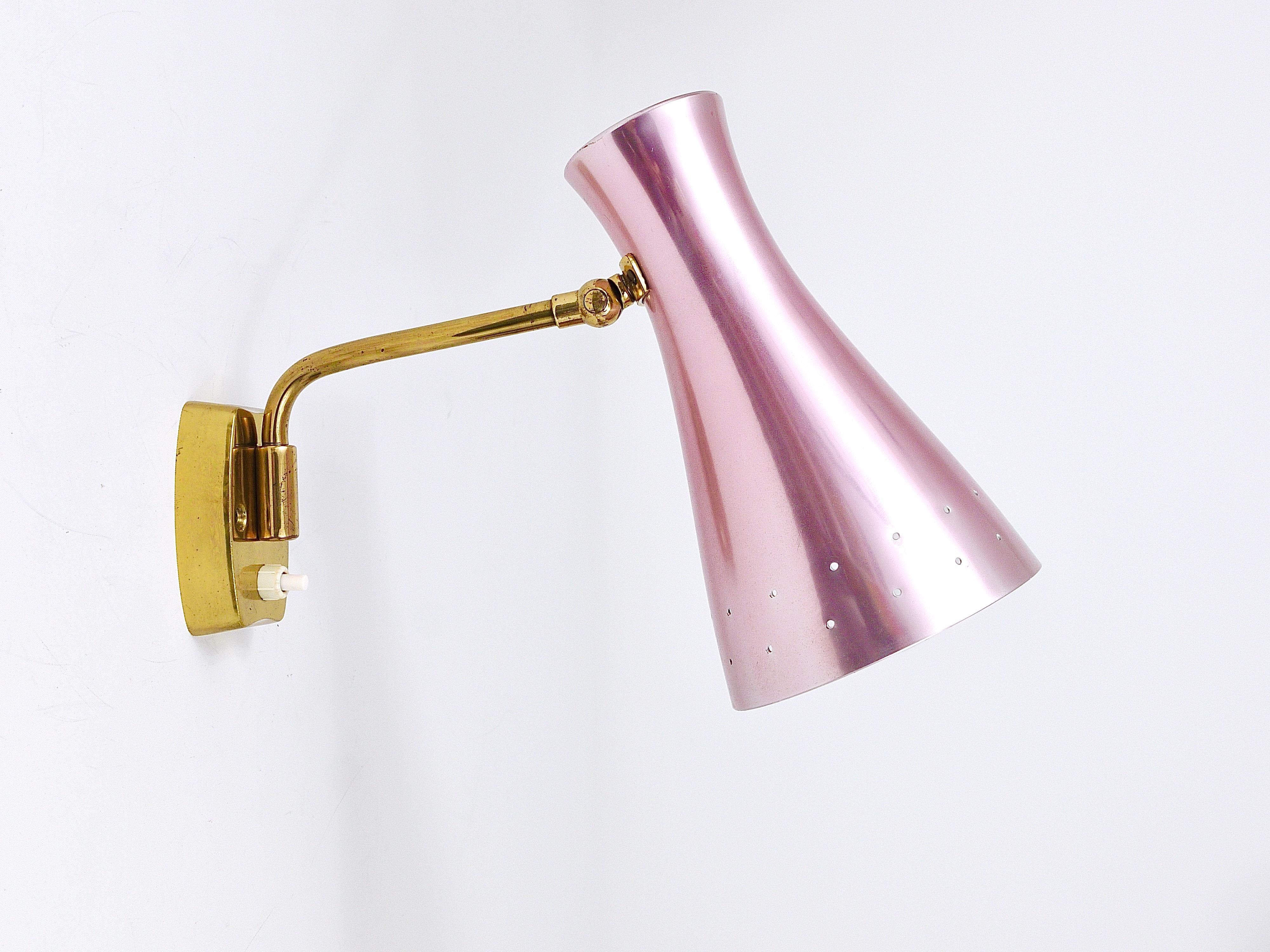 Ravissante paire d'appliques murales de style Stilnovo du milieu du siècle, dotées d'un abat-jour conique multidirectionnel. Fabriquées en Italie dans les années 1950, ces lampes sont magnifiquement travaillées avec de fins détails, respirant