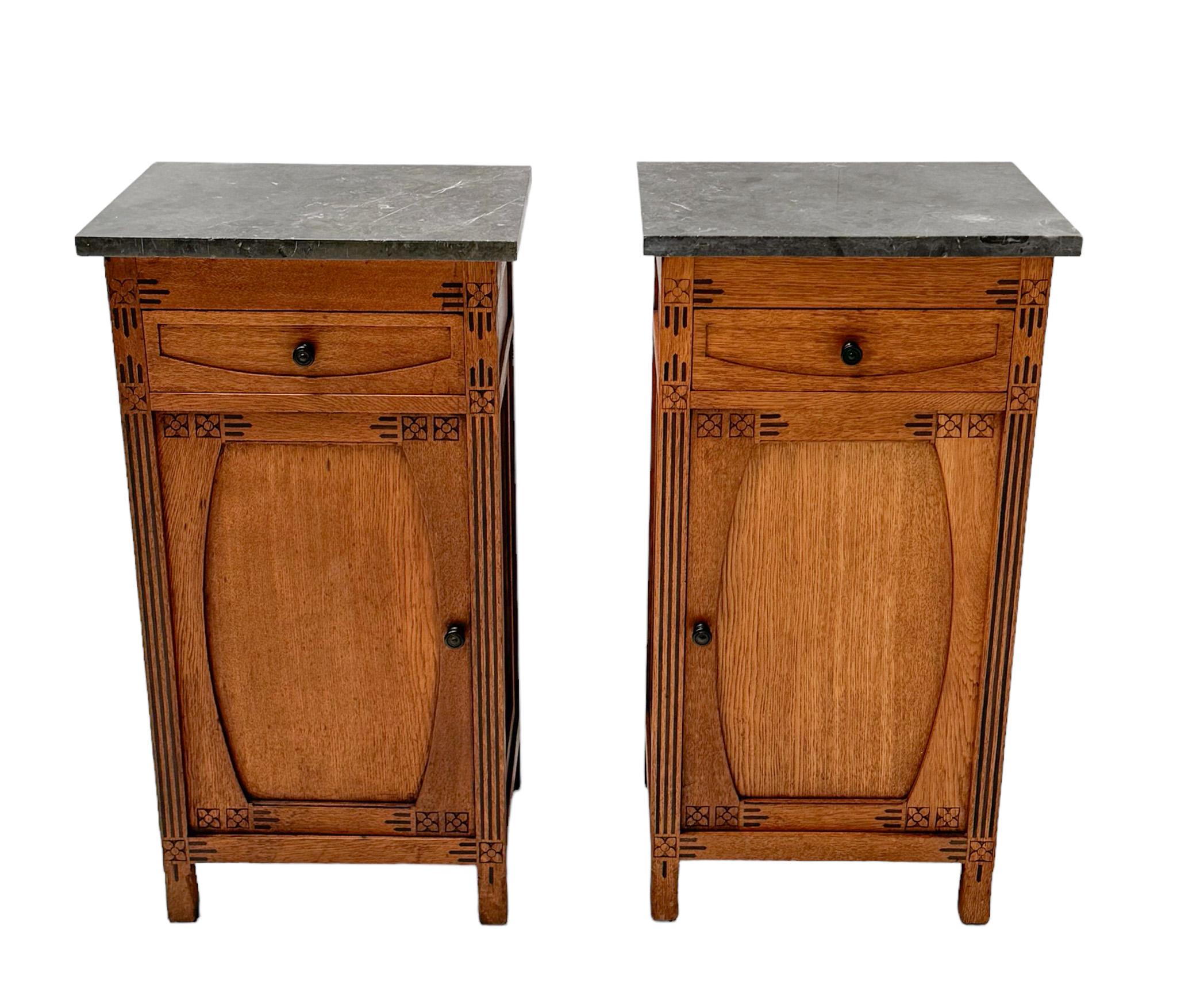 Magnificent and ultra rare pair of Arts & Crafts nightstands or bedside tables.
Design by the famous Royal furniture company H.P. Mutters & Zoon Den Haag.
Striking Dutch design from the 1900s.
Solid oak base with original macassar ebony knob on