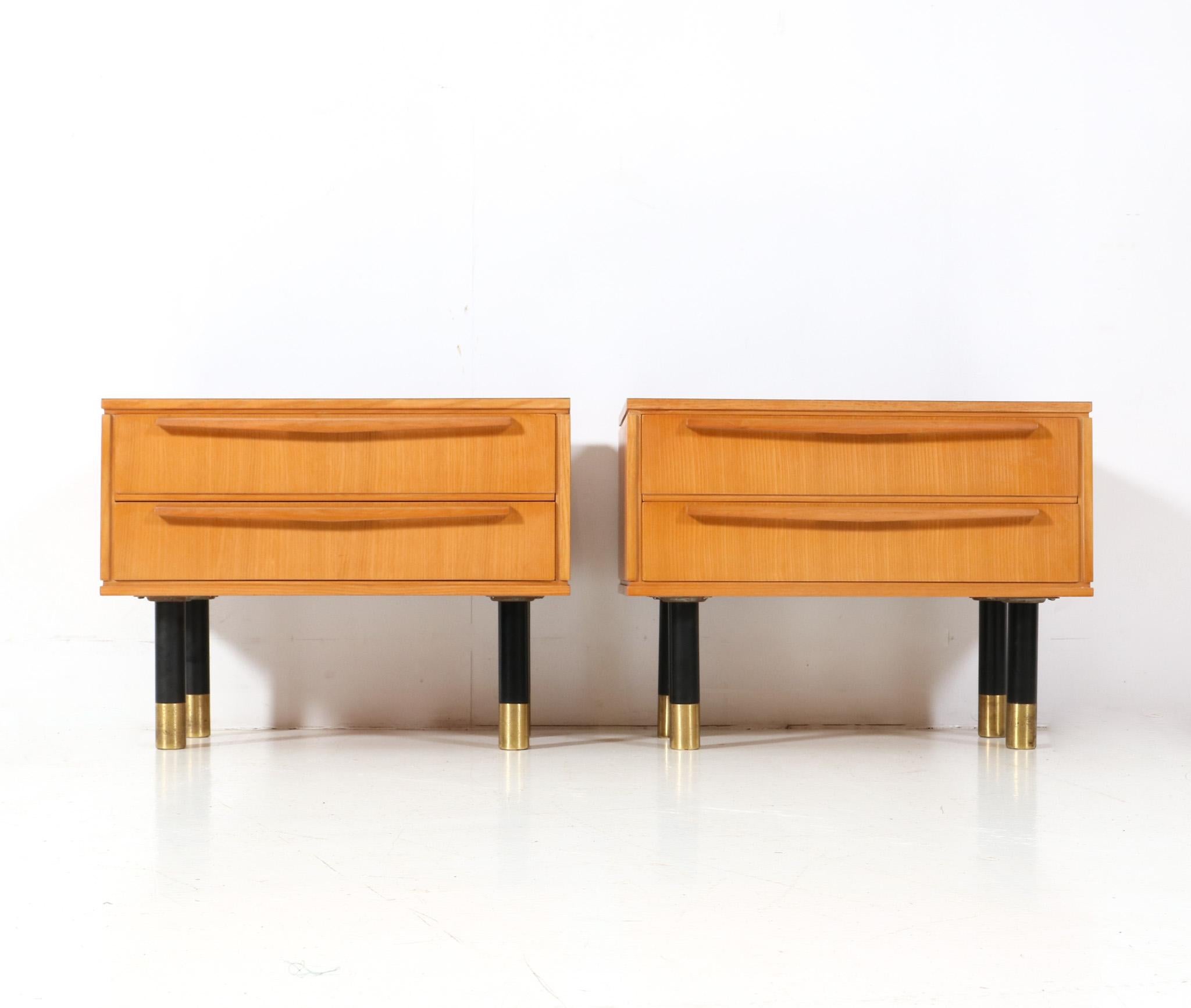 Stunning and elegant pair of Mid-Century Modern nightstands or bedside tables.
Striking Italian design from the 1950s.
Solid ash and ash veneered bases with original black lacquered tops and legs on brass feet.
This wonderful pair of Mid-Century