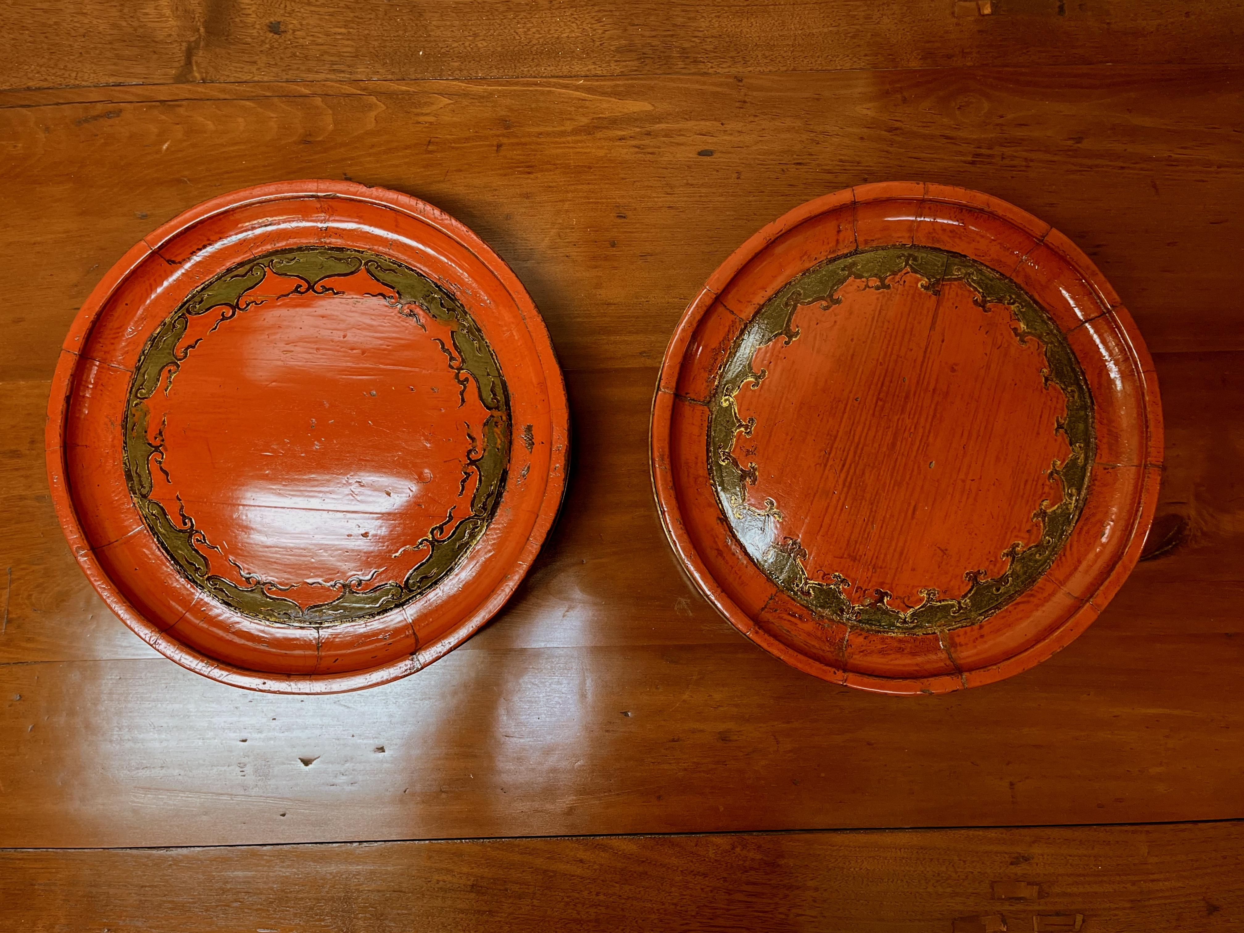 Deux assiettes rondes de mariage en bois laqué rouge asiatique avec motif peint pour le dessert de mariage.
Il ne s'agit pas d'une paire, mais de tailles très similaires.
Vente de deux assiettes ensemble pour le prix