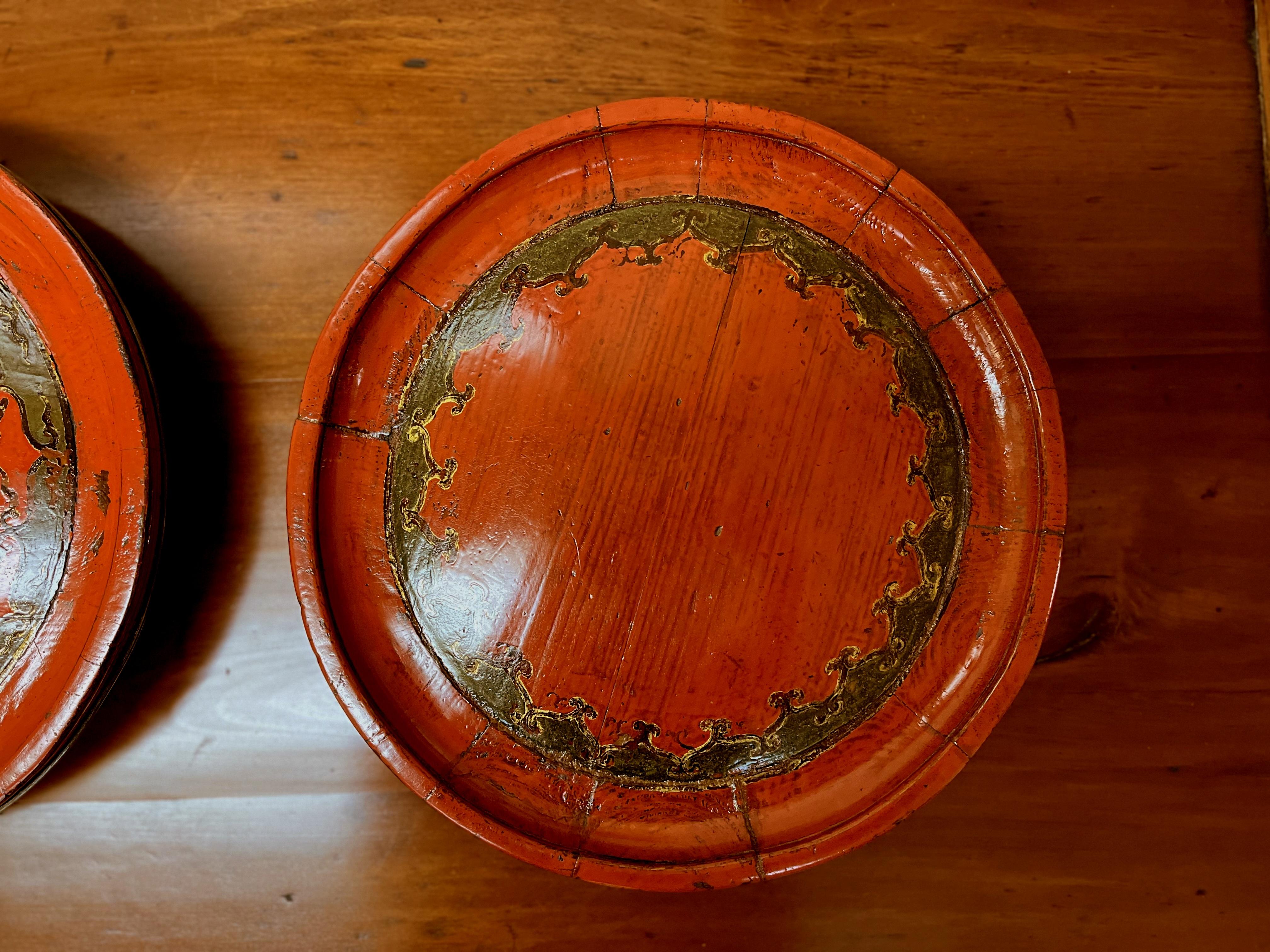 Chinois Deux assiettes rondes de mariage en bois laqué rouge asiatique en vente