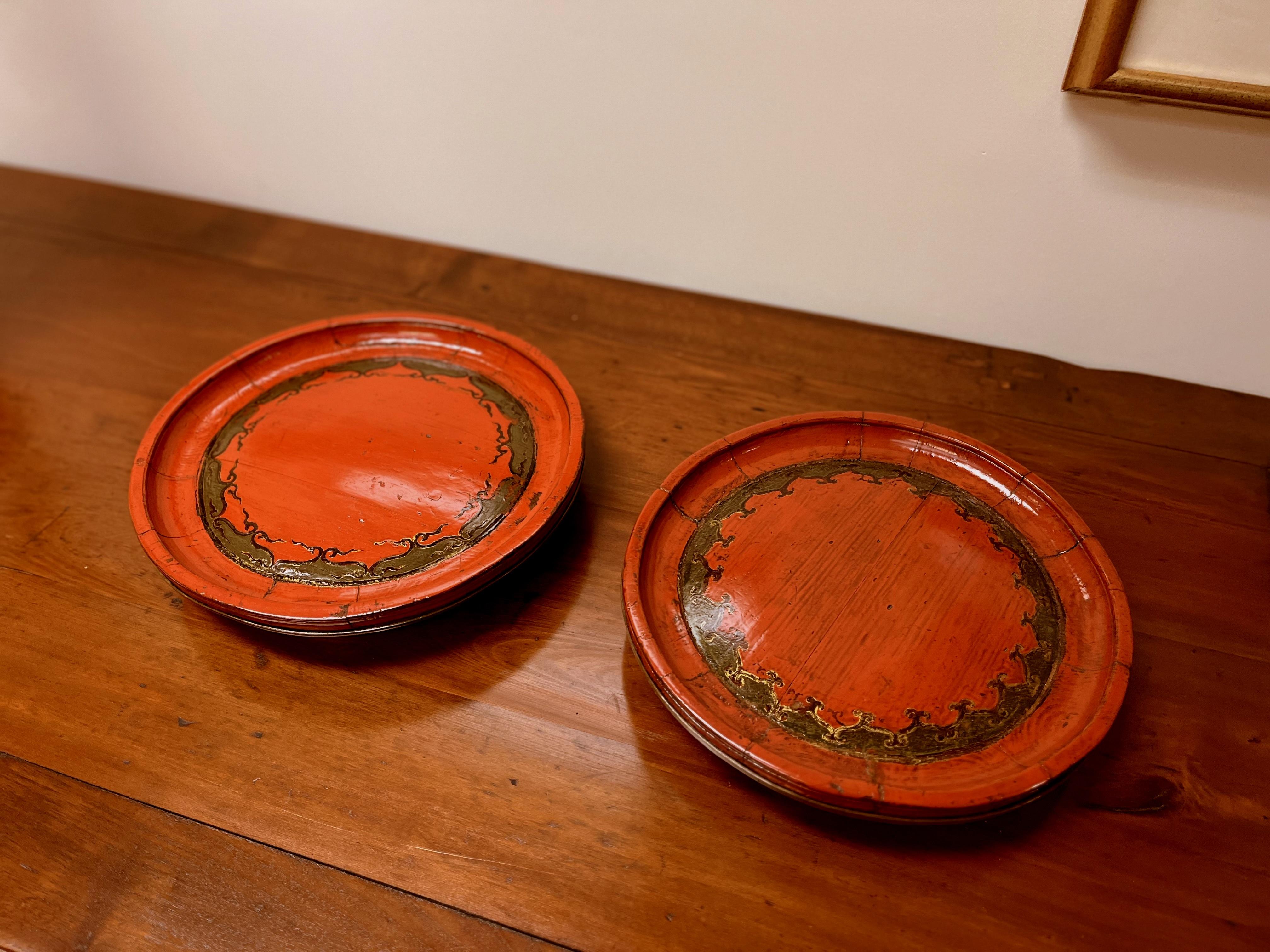 Early 20th Century Two Asian Red Lacquer Wedding Round Wooden Plates For Sale