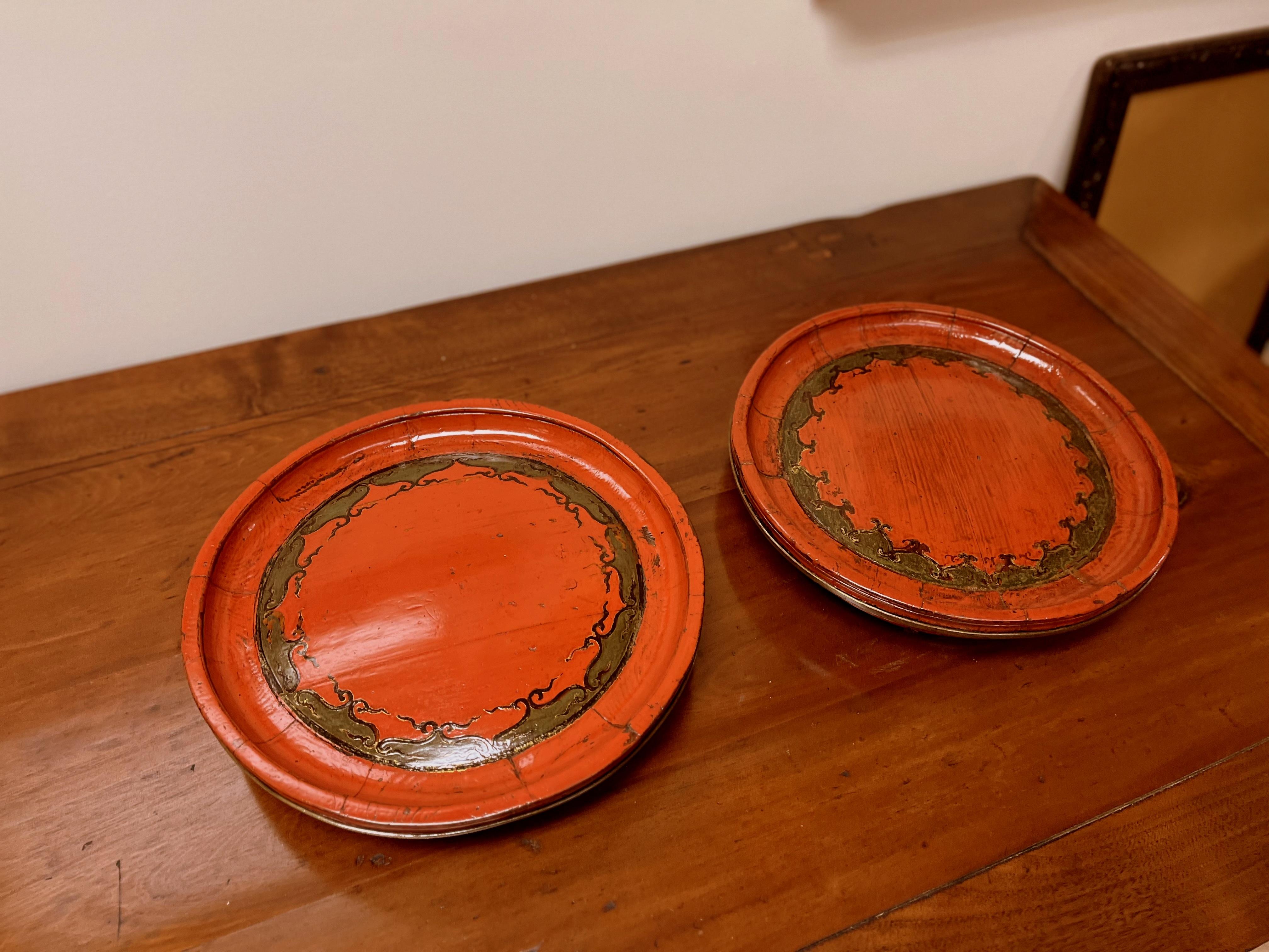 Deux assiettes rondes de mariage en bois laqué rouge asiatique en vente 1