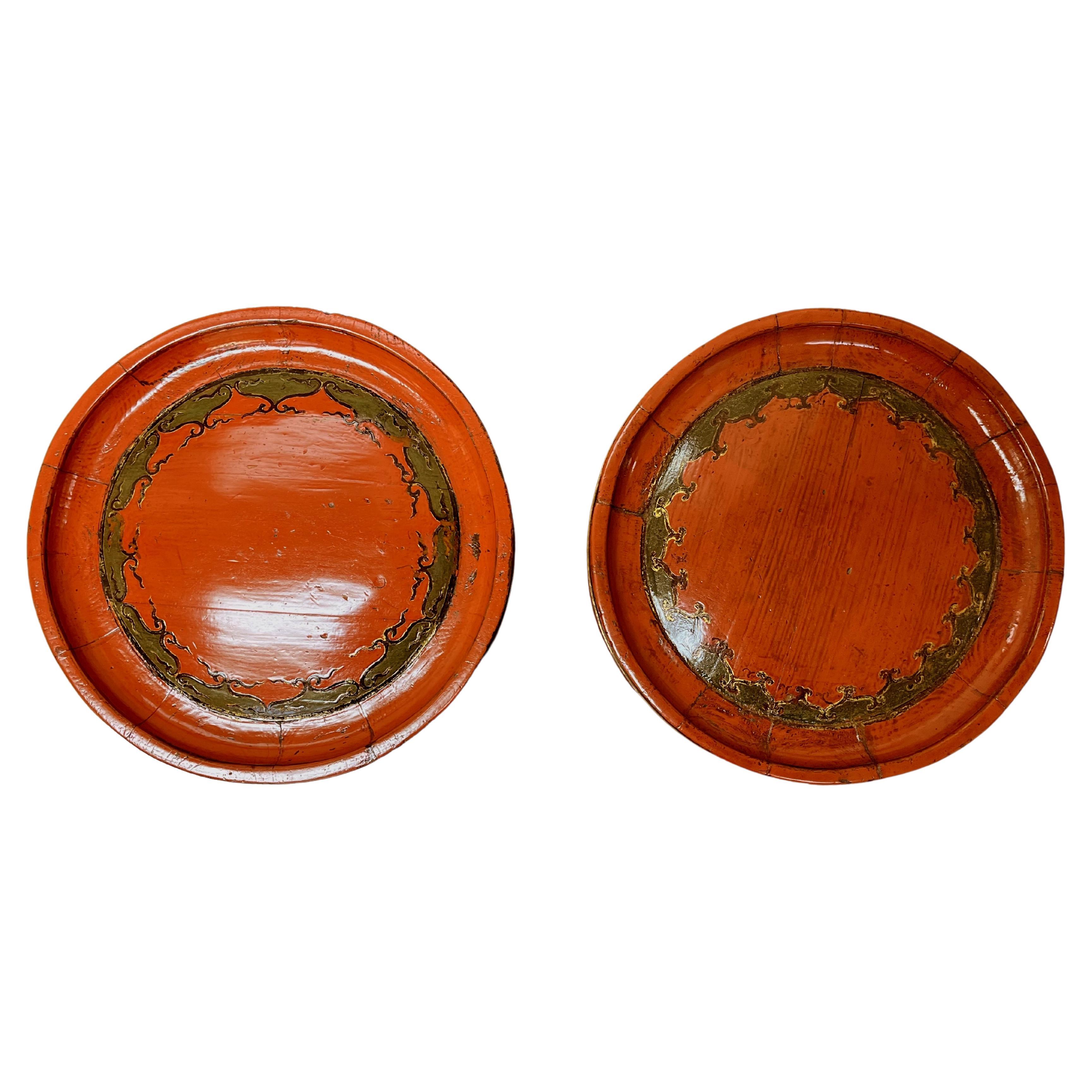Deux assiettes rondes de mariage en bois laqué rouge asiatique en vente