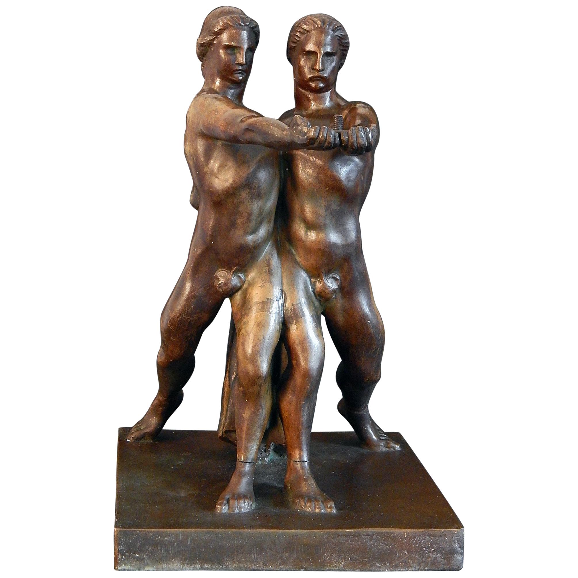 « Deux athlètes unis », sculpture italienne unique de style Art déco des années 1930 avec nus masculins