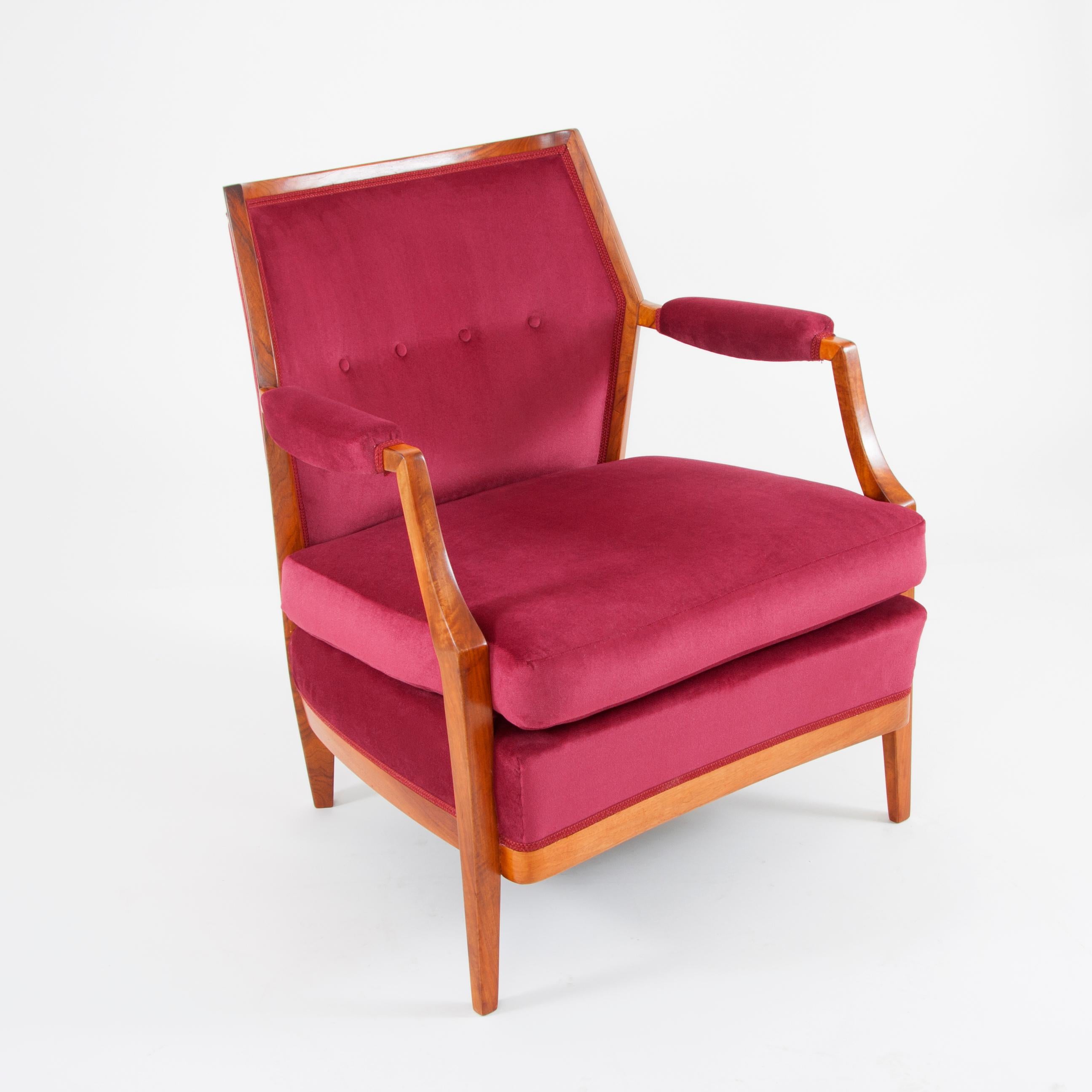 One beautiful and comfortable Mid-Century Modern club chair from the 1950s. Executed in Austria, made of walnut with a lovely purple velvet upholstery. Restored, in excellent condition.