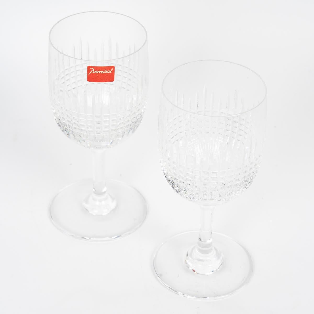 Deux verres en cristal de Baccarat pour un tête à tête, 20e siècle.

Deux verres en cristal de Baccarat, dans leur boîte, pour un tête à tête, 20e siècle.
Lunettes : H : 14cm, D : 7cm
Boîte : H : 12,5cm, L : 31,5cm, P : 24,5cm
