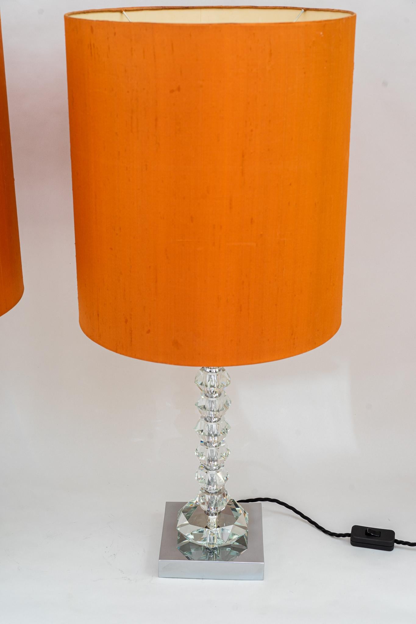 Two Bakalowits table lamps with huge faceted diamond crystals, Austria, 1970s.
Two beautiful table or side lamp bases, executed in the 1970s by Bakalowits & Söhne, Austria. The lamps have square nickel-plated bases, are very solid and have huge