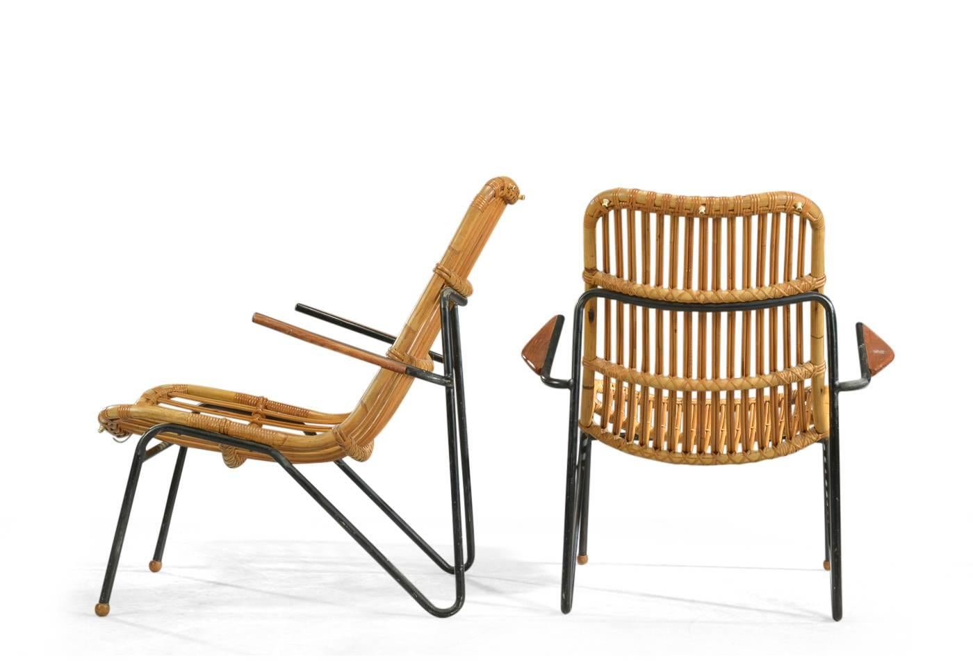 Laurids Lønborg. Pair of chairs with bamboo seat on a metal frame painted black, with teak armrests. Label Laurids Lønborg Copenhagen. Presence of wear marks.