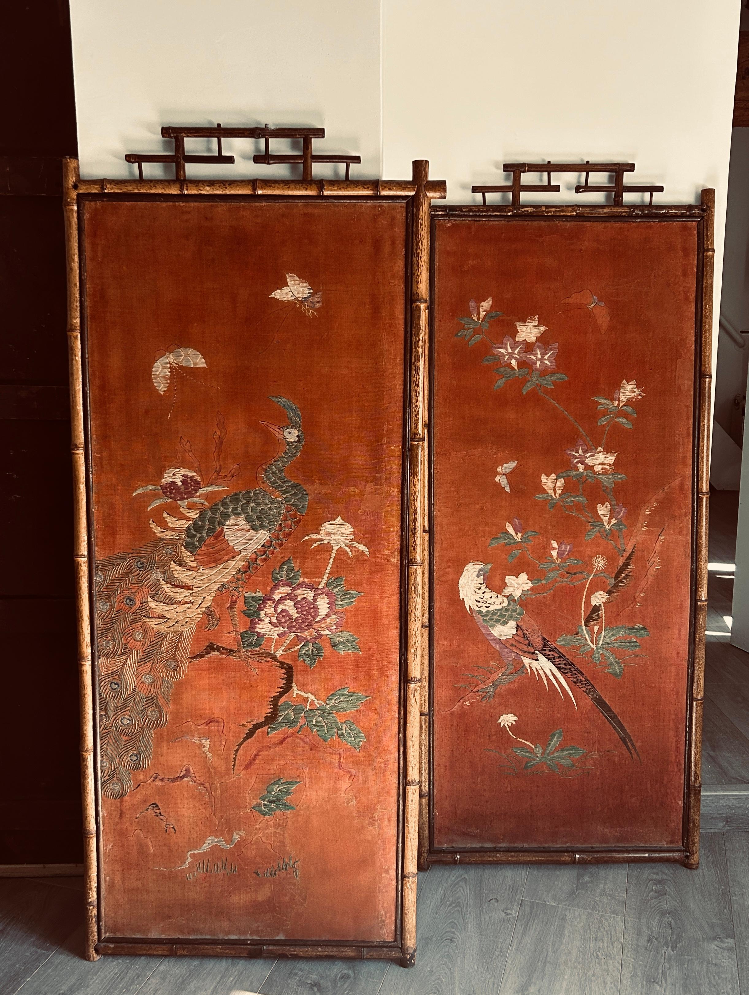Très belle paire de panneaux en bambou, tissu brodé en très bon état, décorés de fleurs et d'oiseaux.
