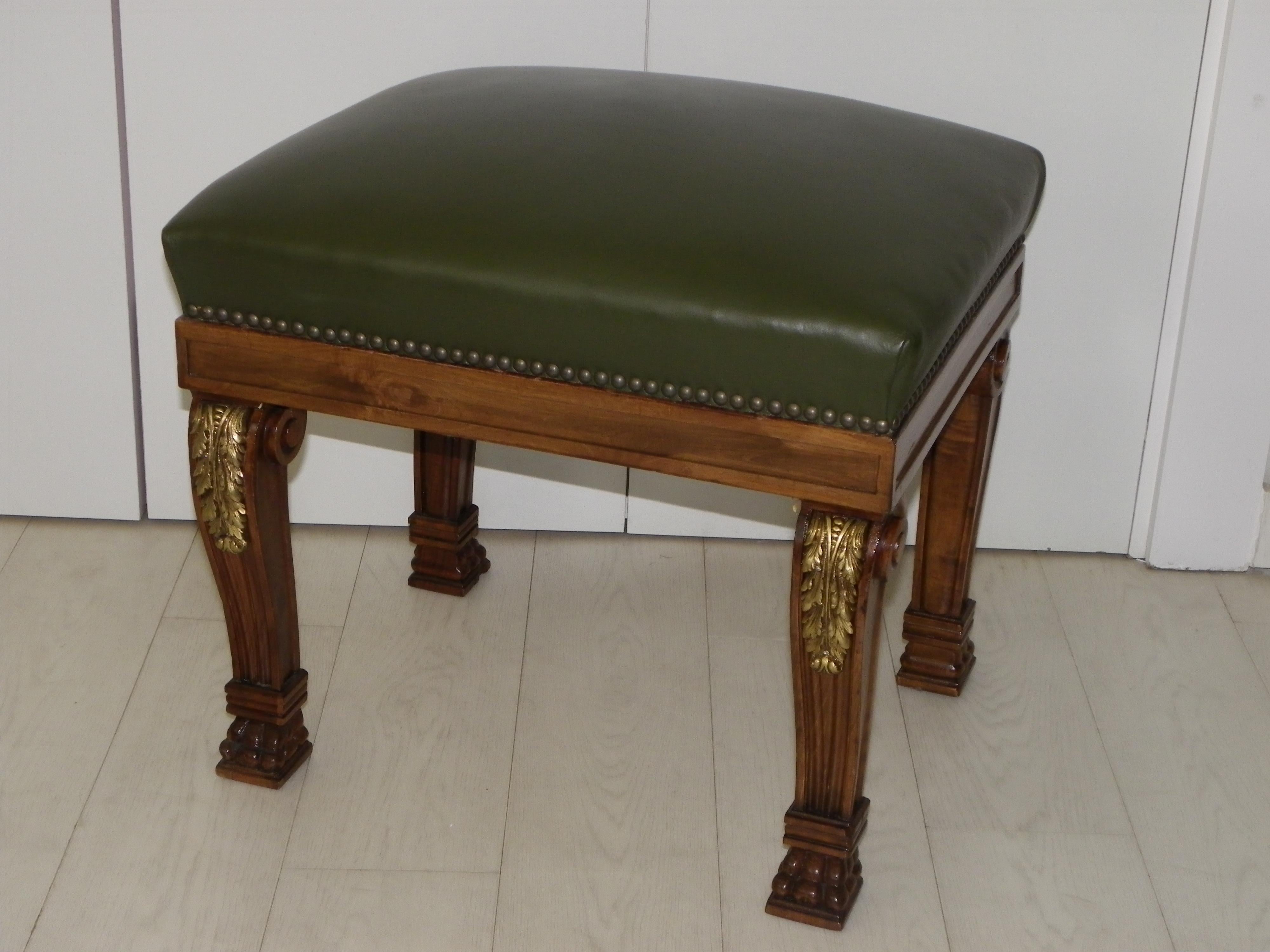 Four Banquettes William IV style, mid-20th century
in birchwood with bronzes and leather upholstered.


