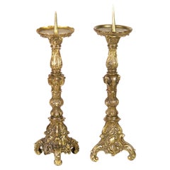 Deux chandeliers baroques en laiton doré