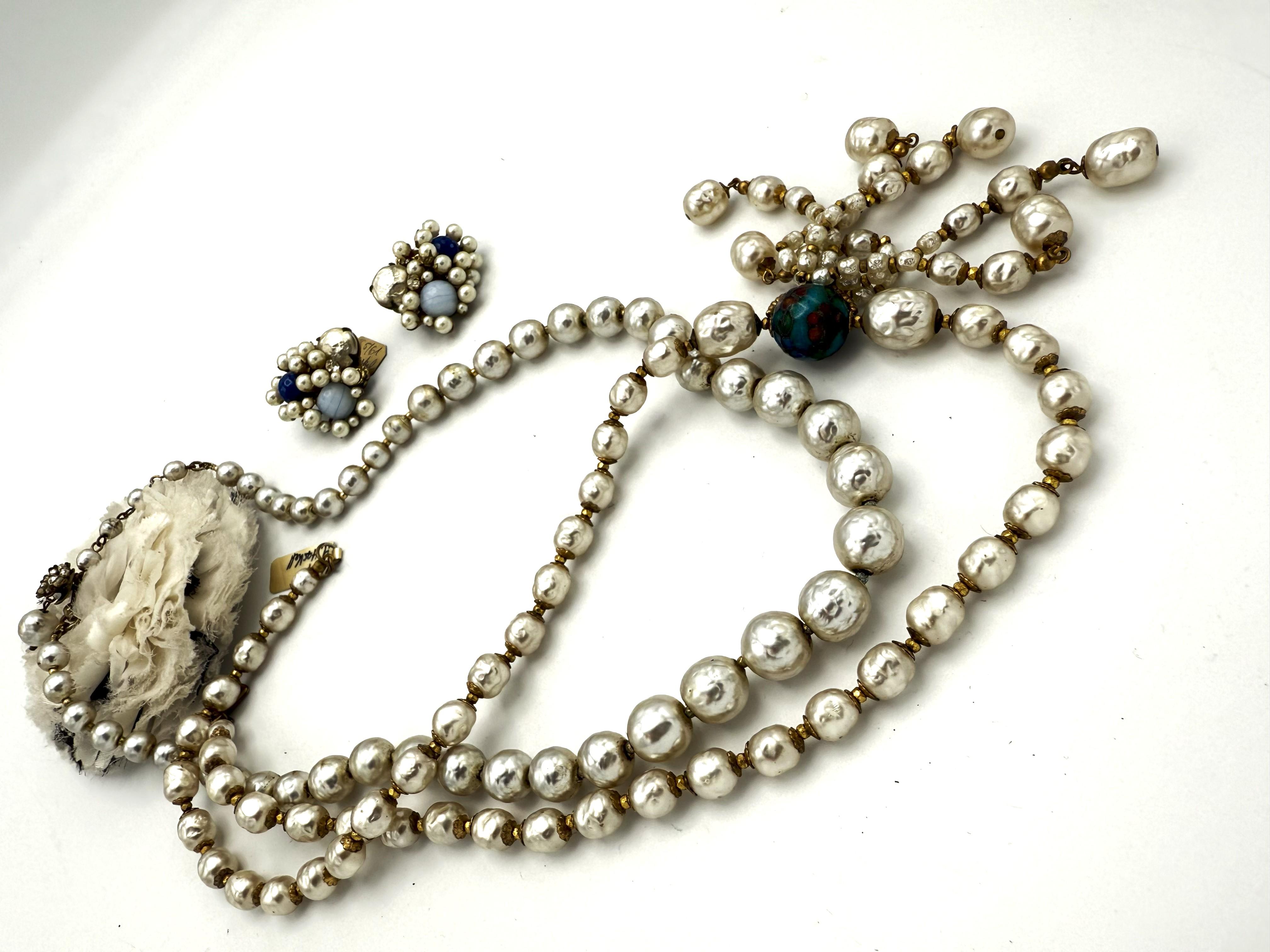Two baroque pearl necklaces by Miriam Haskell US from the 1950s one with tassels en vente 5