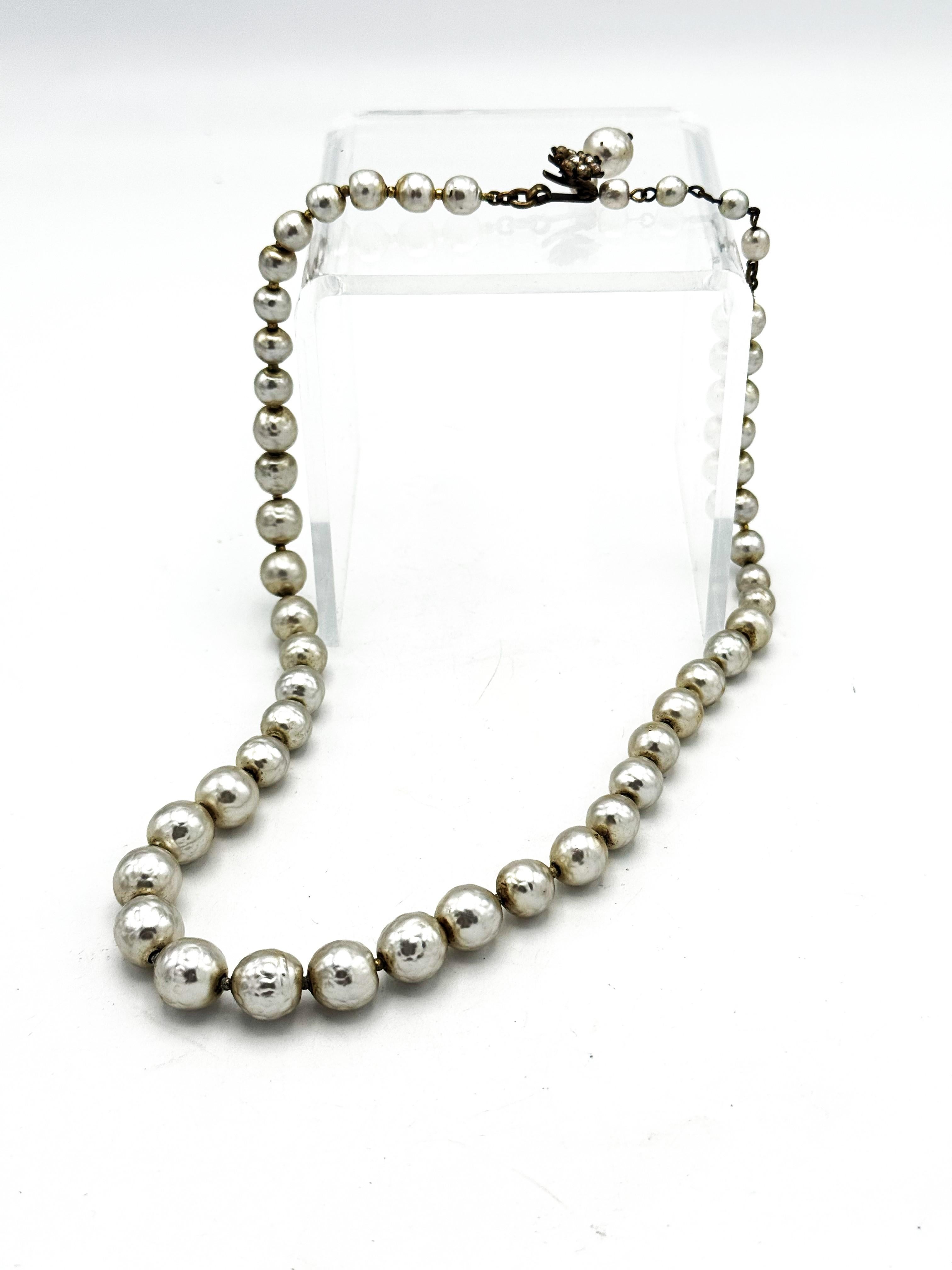 Two baroque pearl necklaces by Miriam Haskell US from the 1950s one with tassels en vente 11