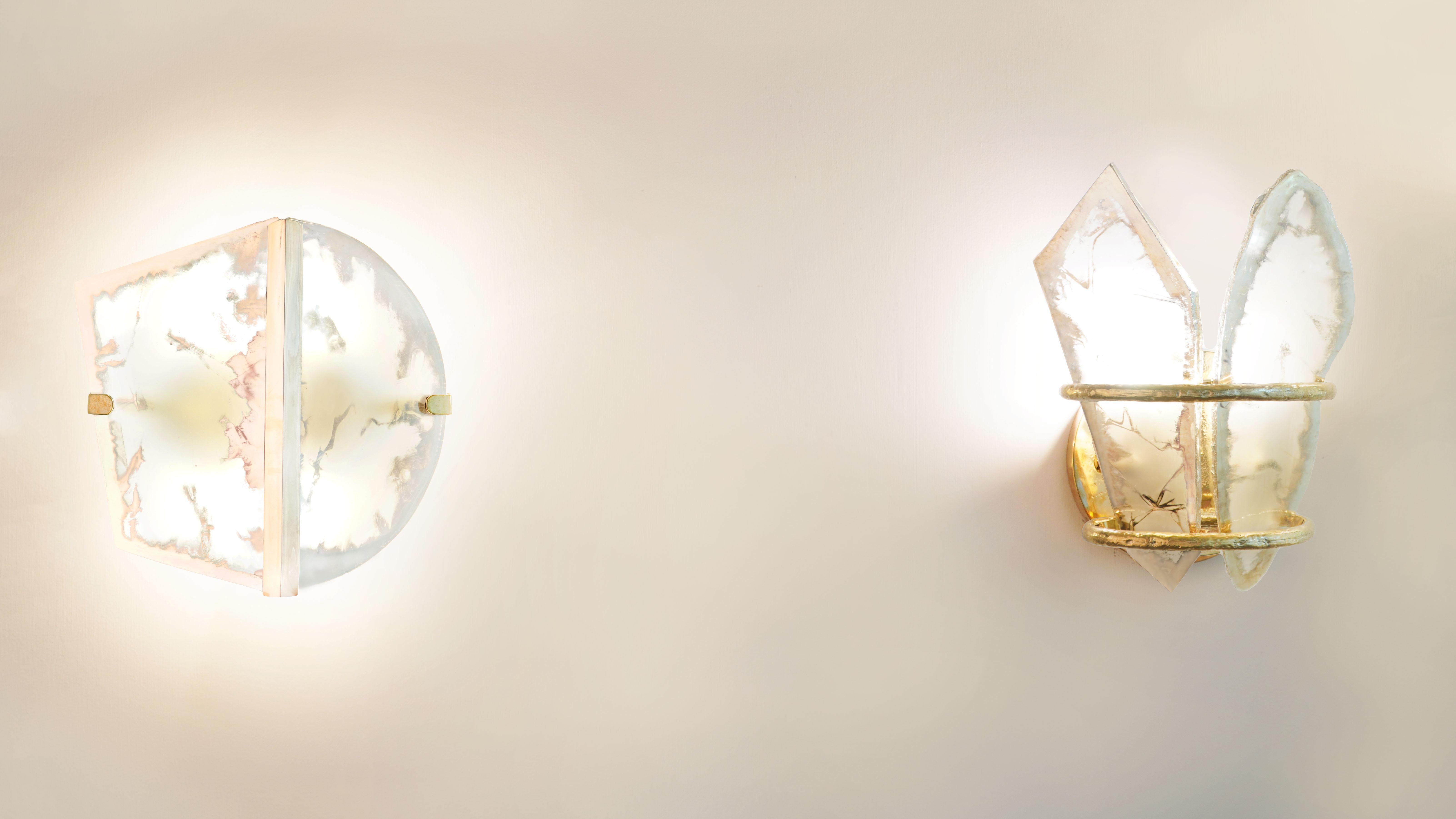 “Two Be” Contemporary Wall Sconce, Rock Crystal, Cast melted Brass   In New Condition For Sale In Pietrasanta, IT