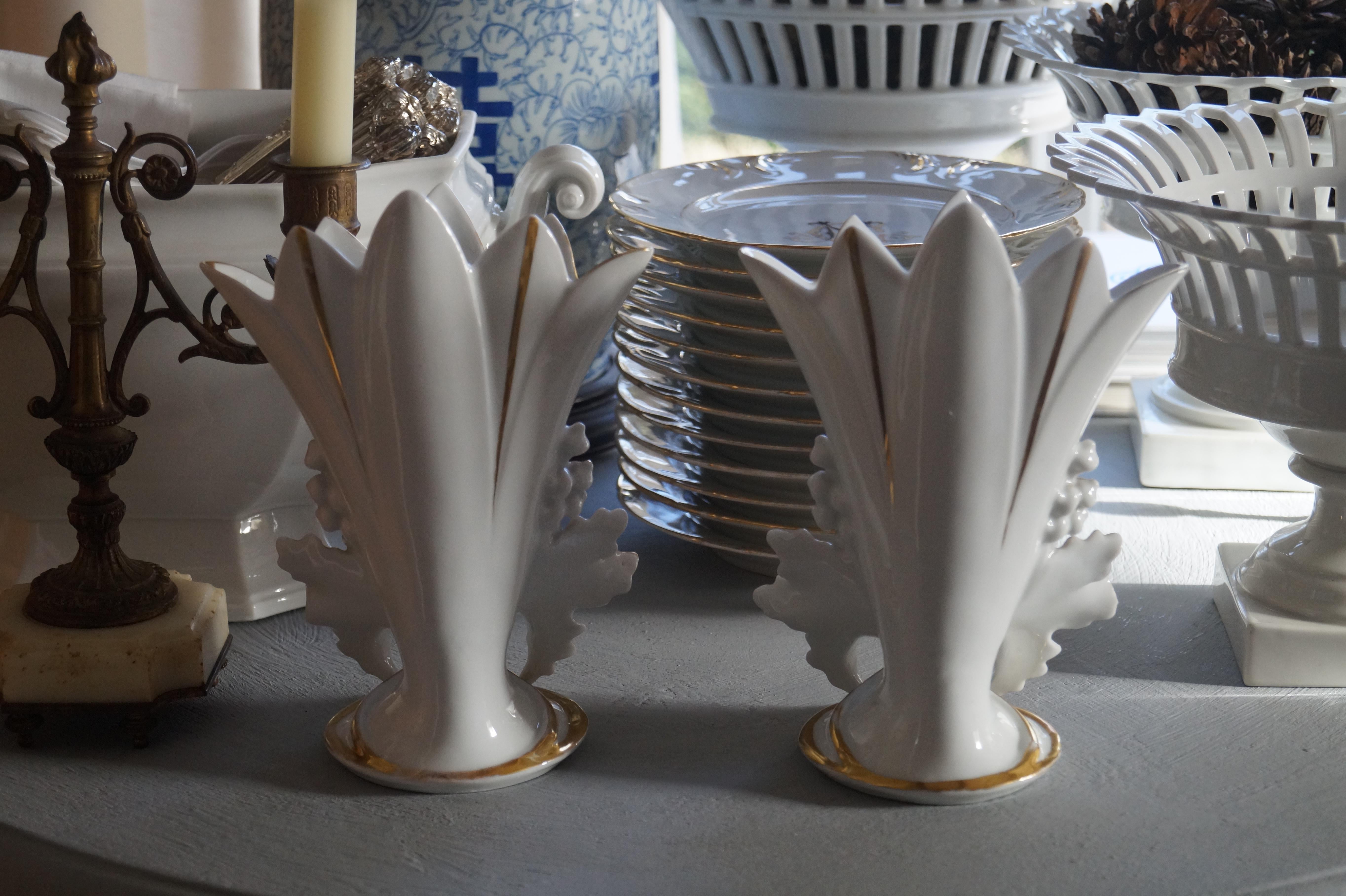 Zwei schöne antike Old Paris Porzellan (Porcelaine de Paris) Cornet Vasen  (Französisch) im Angebot