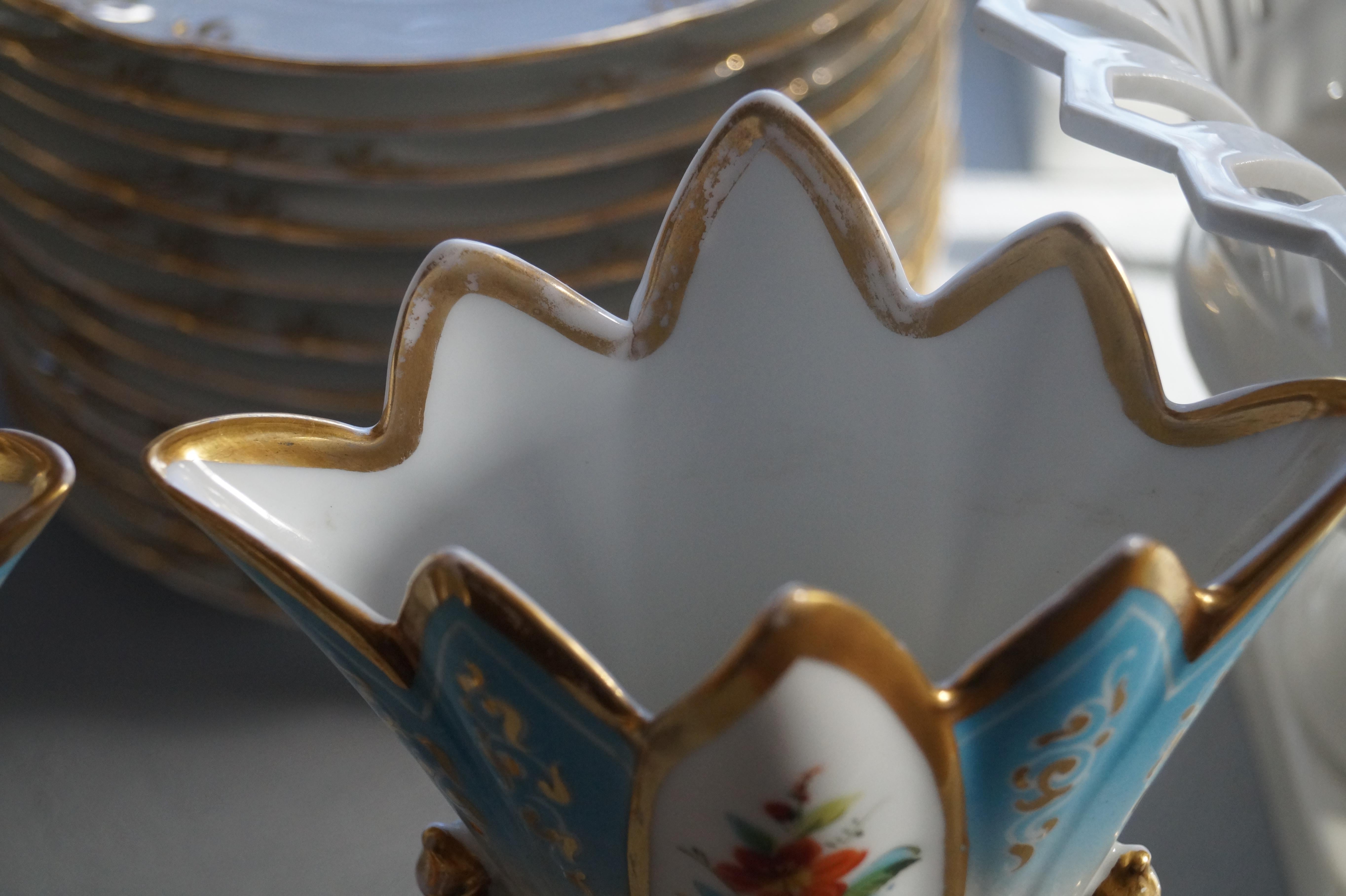 Zwei schöne antike Old Paris Porzellan (Porcelaine de Paris) Cornet Vasen  (Handbemalt) im Angebot