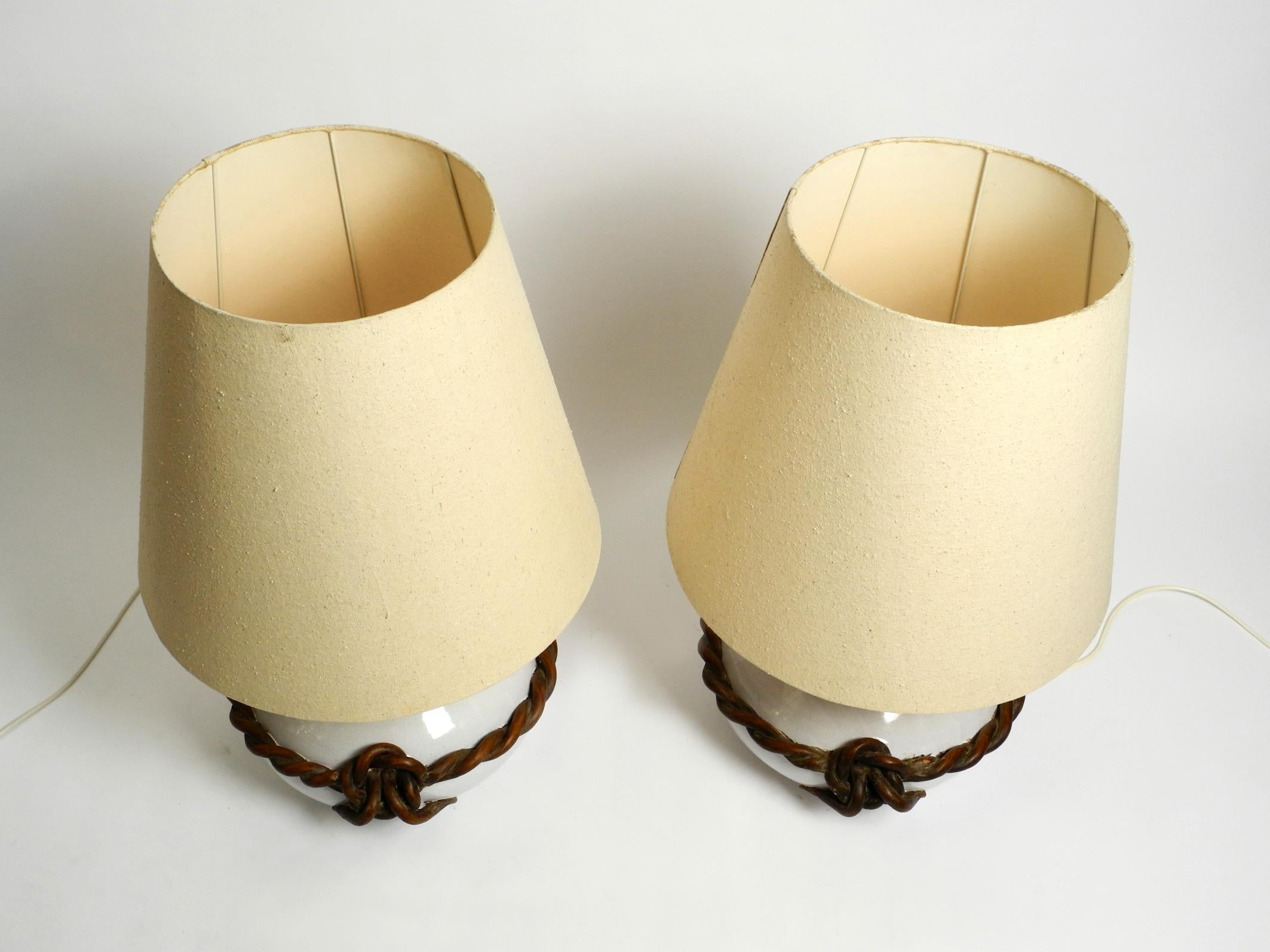 Two Beautiful Giant Italian Mid Century White Ceramic Table Lamps In Good Condition For Sale In München, DE