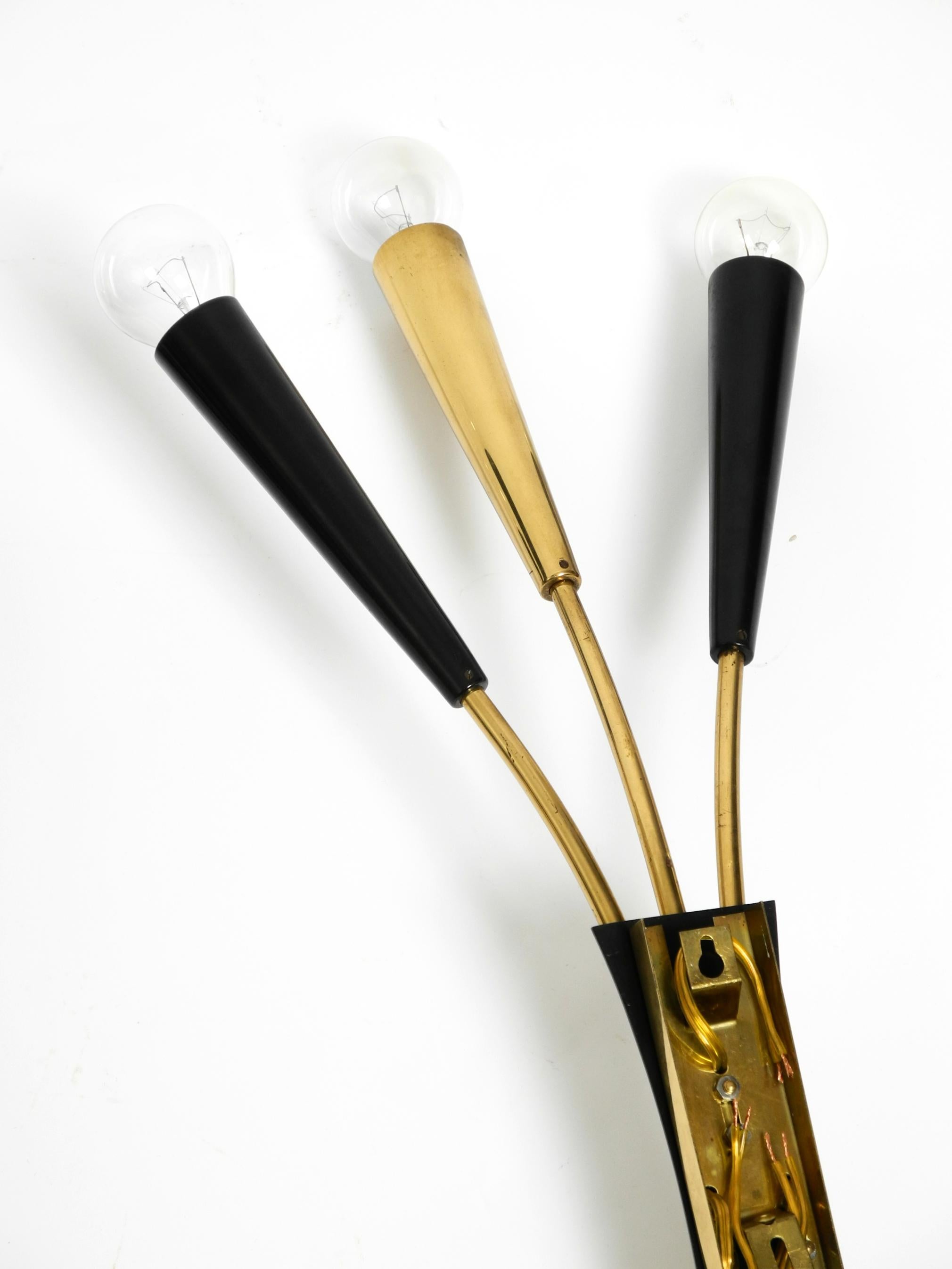 Dos preciosas lámparas de pared cónicas de latón de 3 luces Mid Century Modern en venta 3