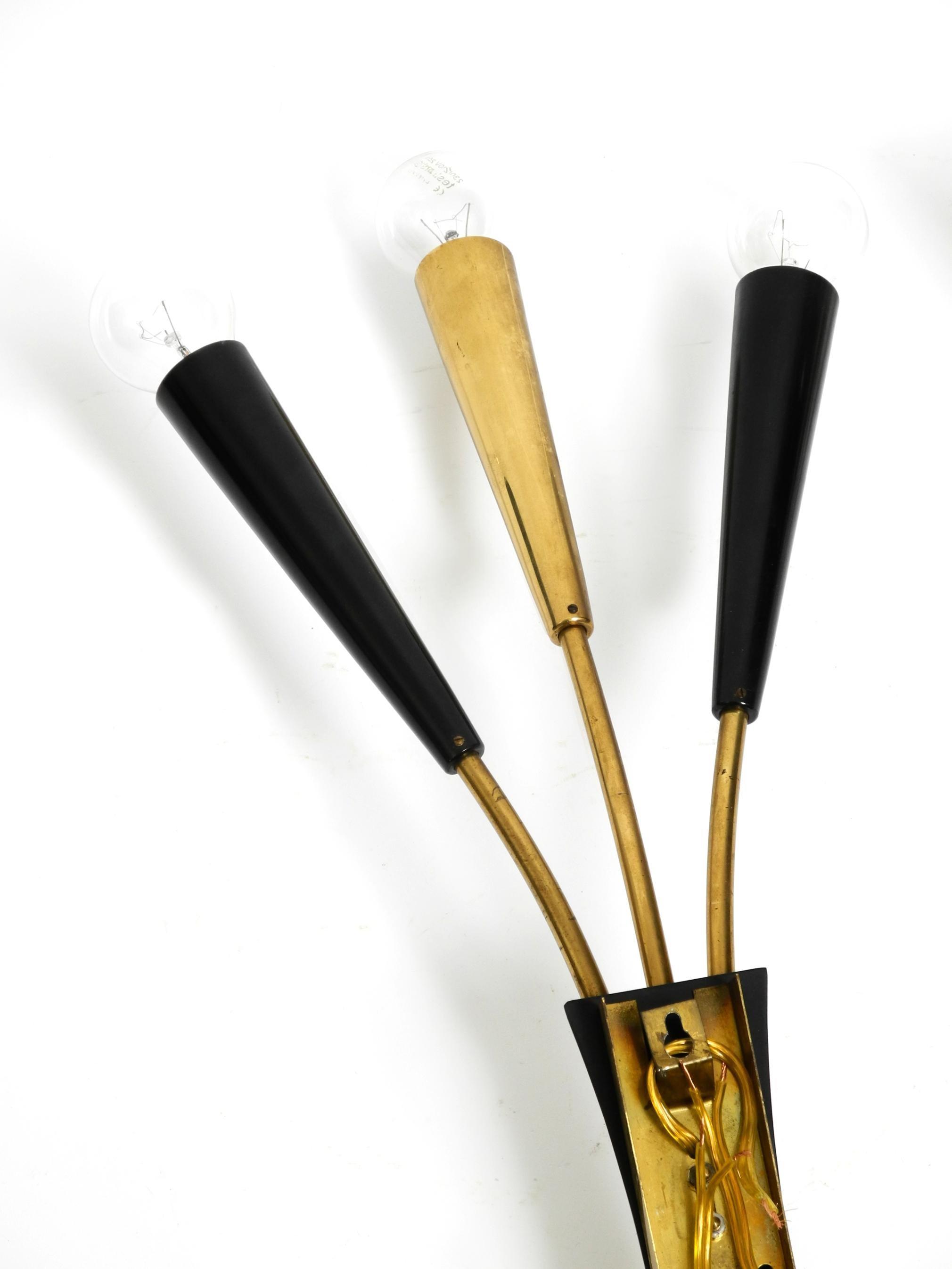 Dos preciosas lámparas de pared cónicas de latón de 3 luces Mid Century Modern en venta 5