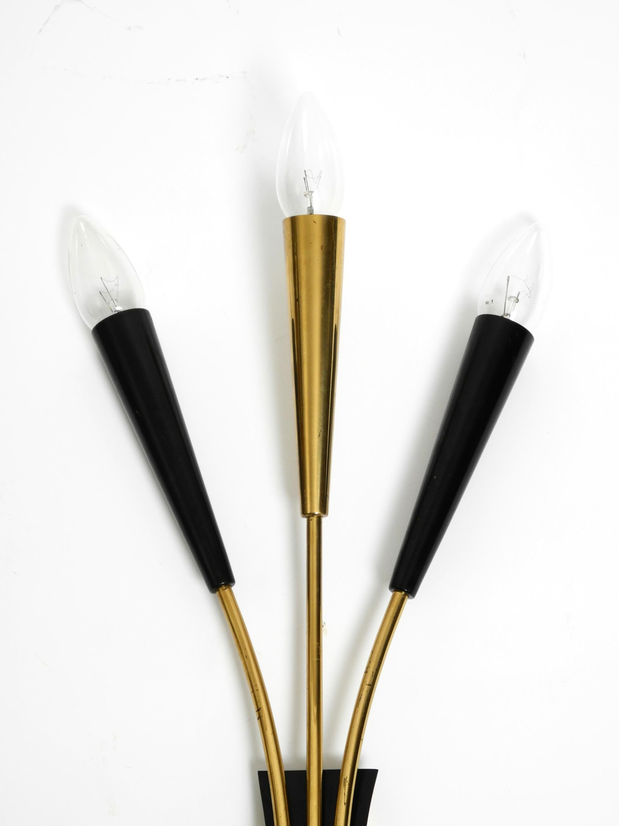 Dos preciosas lámparas de pared cónicas de latón de 3 luces Mid Century Modern en venta 6