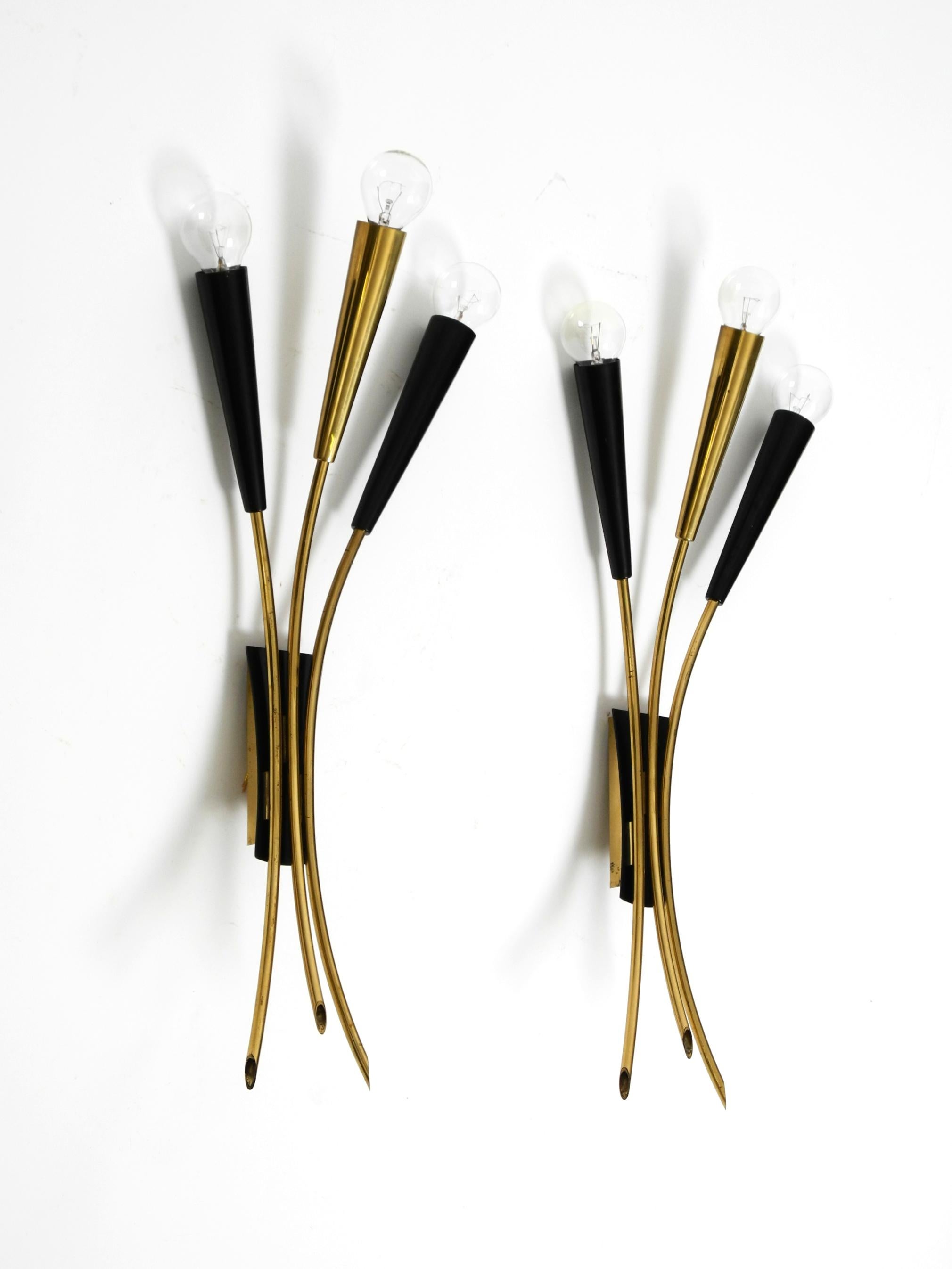 Dos preciosas lámparas de pared cónicas de latón de 3 luces Mid Century Modern en venta 7