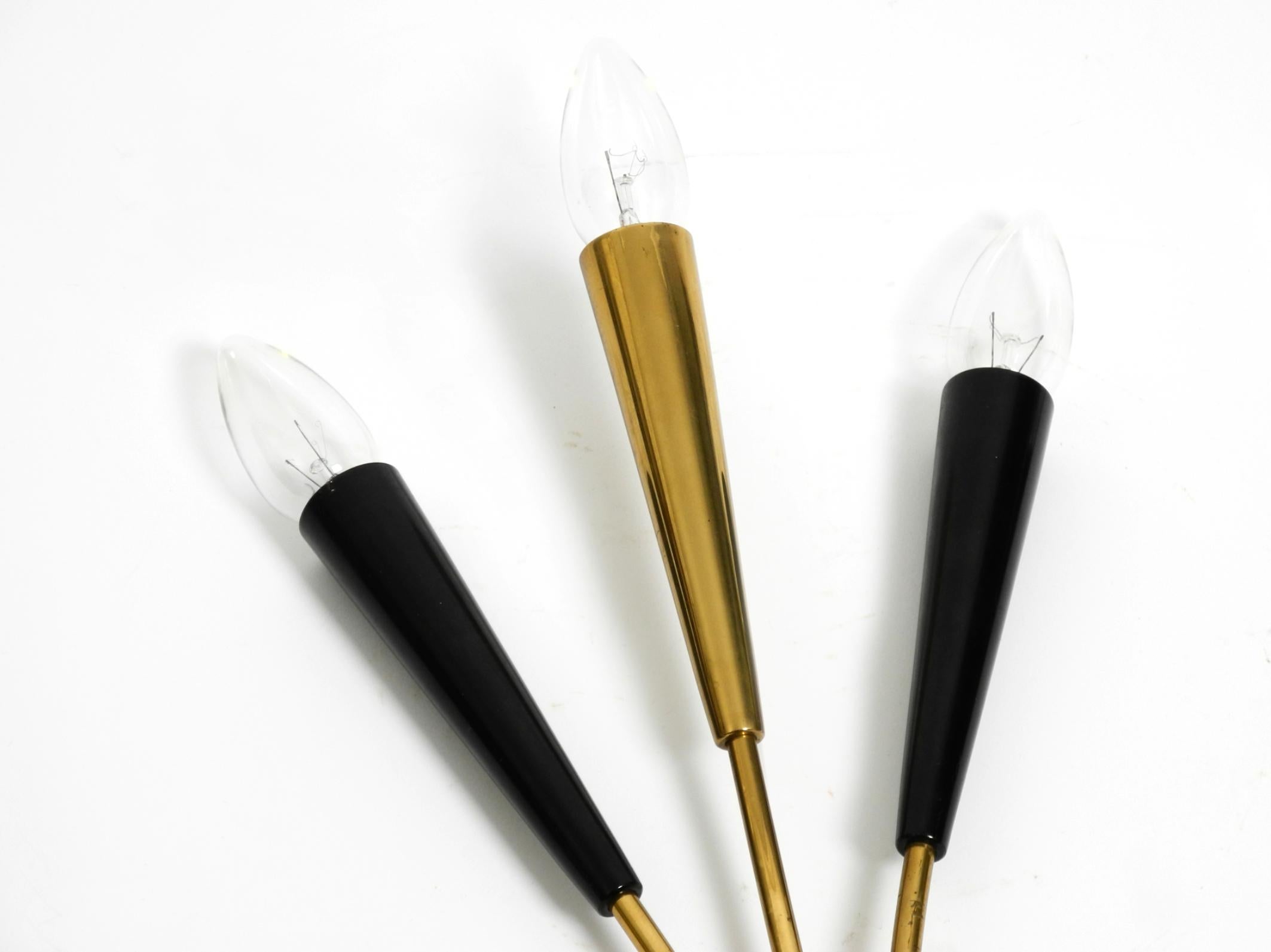 Dos preciosas lámparas de pared cónicas de latón de 3 luces Mid Century Modern en venta 8