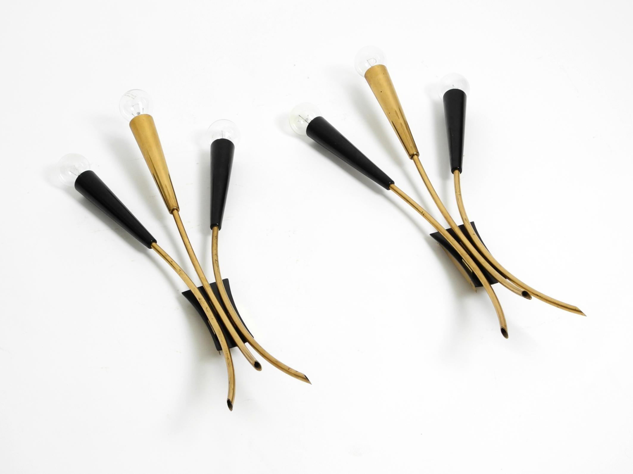 Dos preciosas lámparas de pared cónicas de latón de 3 luces Mid Century Modern Moderno de mediados de siglo en venta