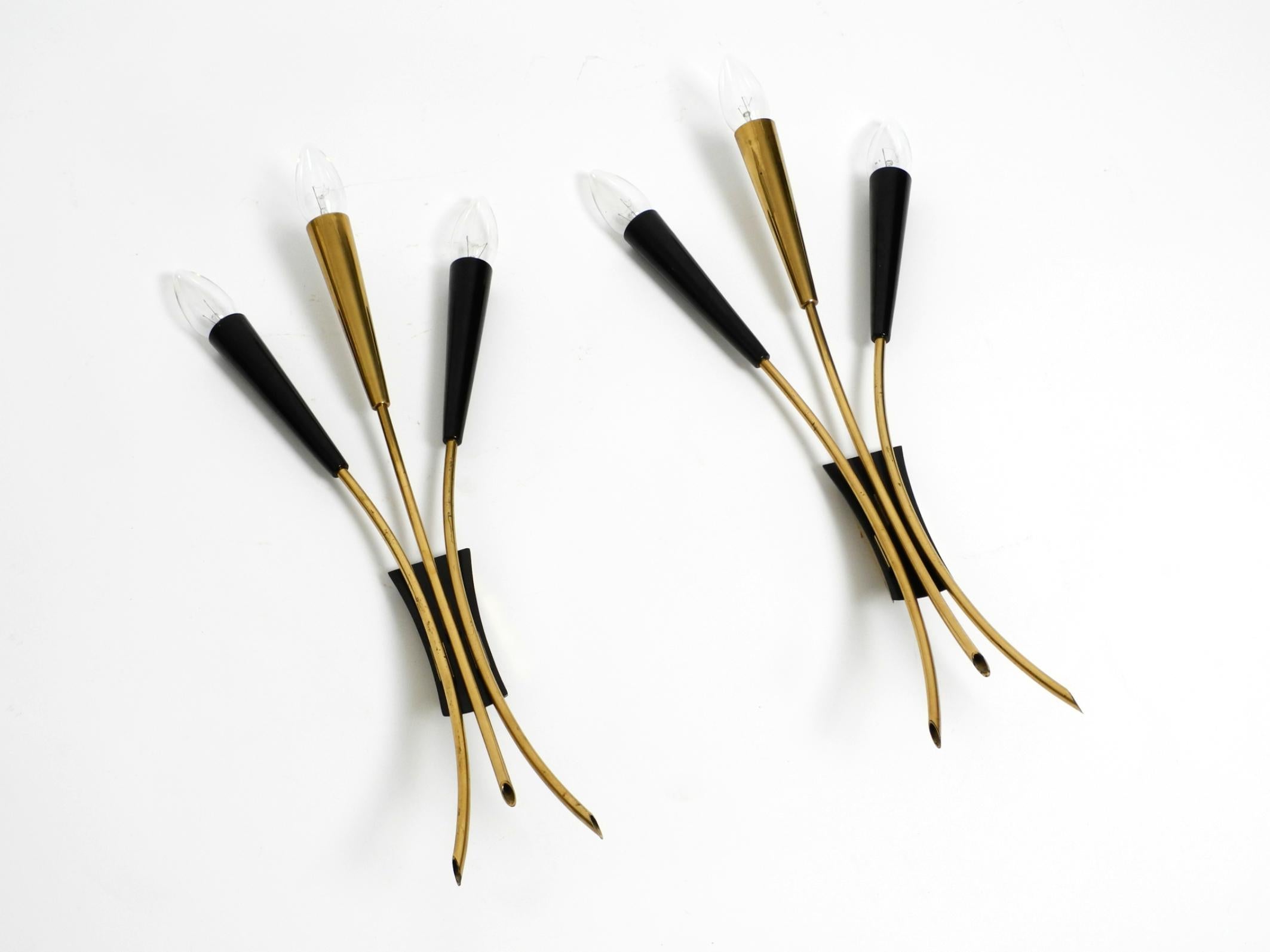 Dos preciosas lámparas de pared cónicas de latón de 3 luces Mid Century Modern Alemán en venta
