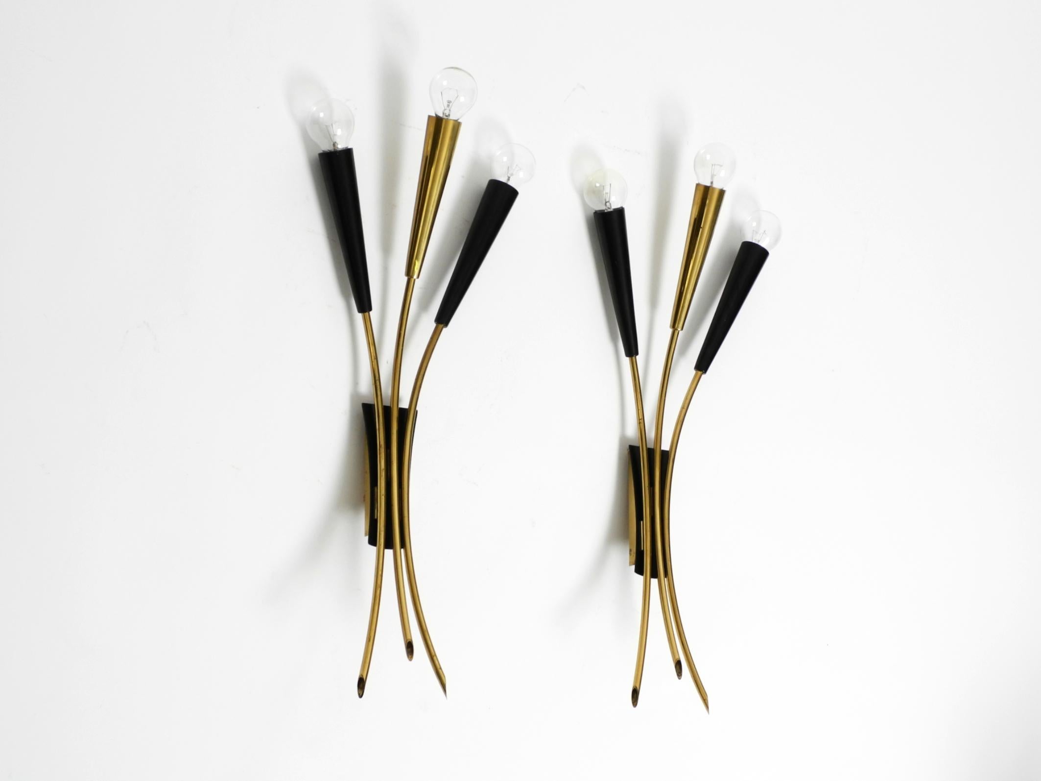 Dos preciosas lámparas de pared cónicas de latón de 3 luces Mid Century Modern en Bueno estado para la venta en München, DE