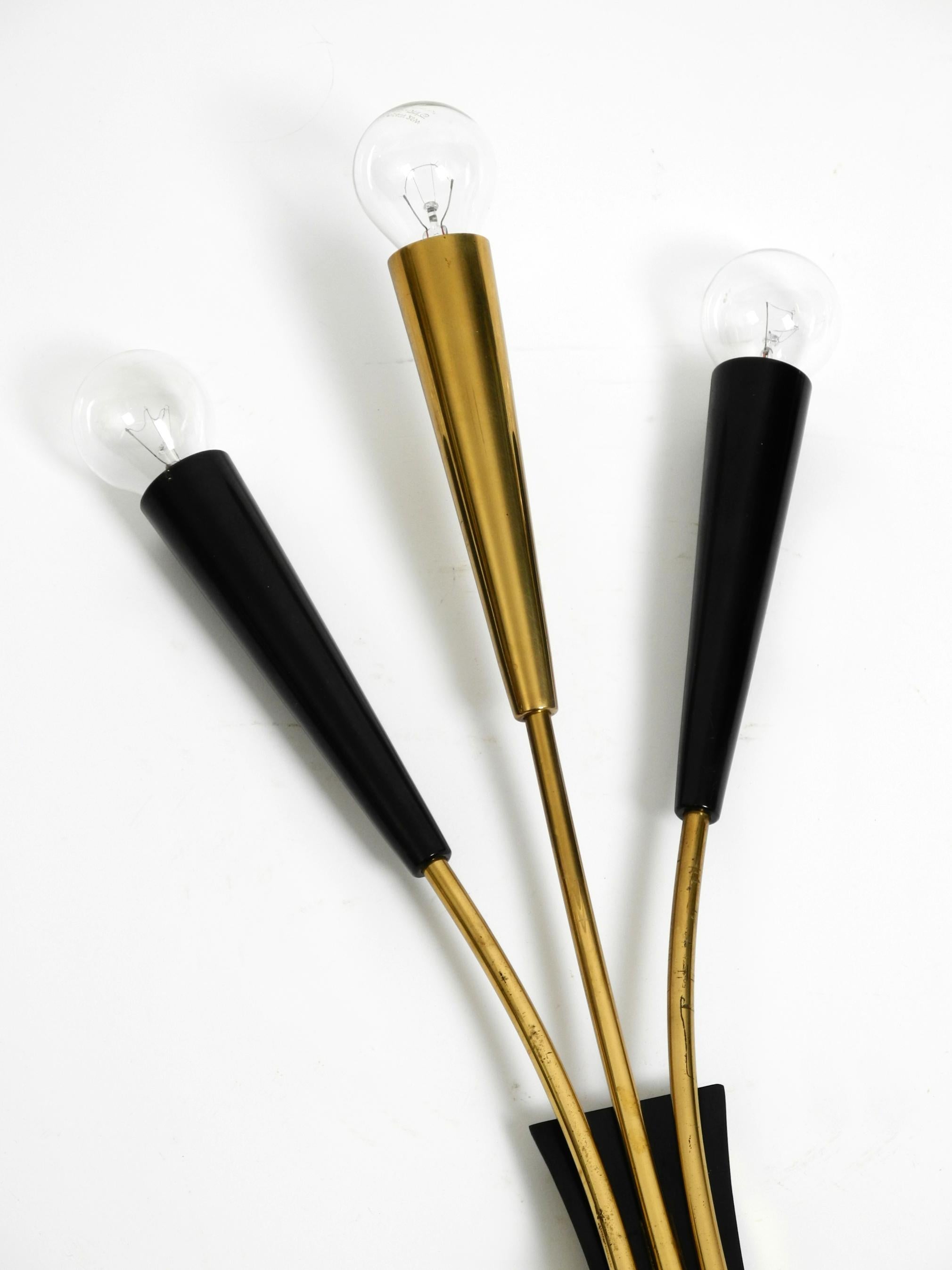 Dos preciosas lámparas de pared cónicas de latón de 3 luces Mid Century Modern mediados del siglo XX en venta