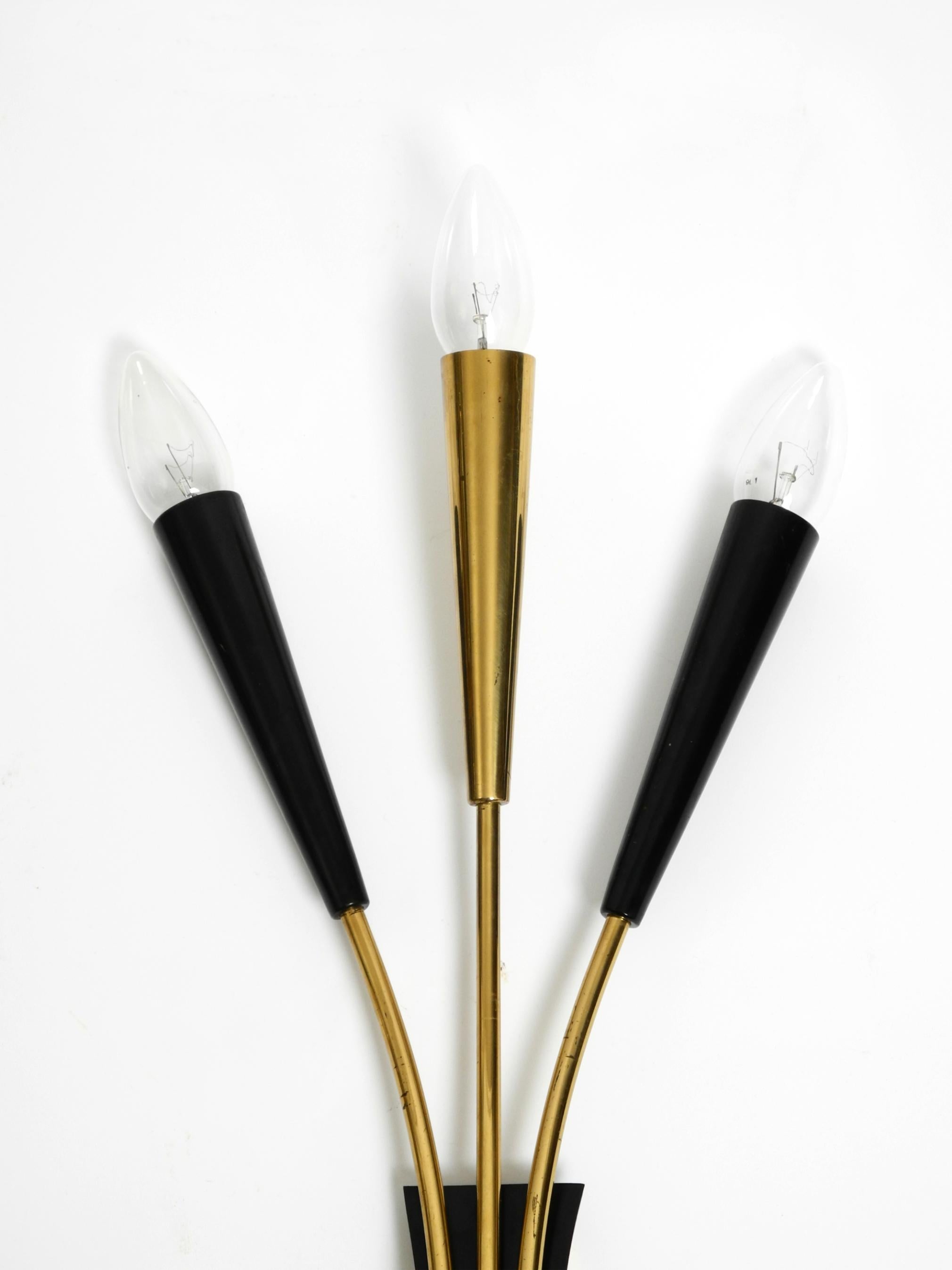 Dos preciosas lámparas de pared cónicas de latón de 3 luces Mid Century Modern Latón en venta
