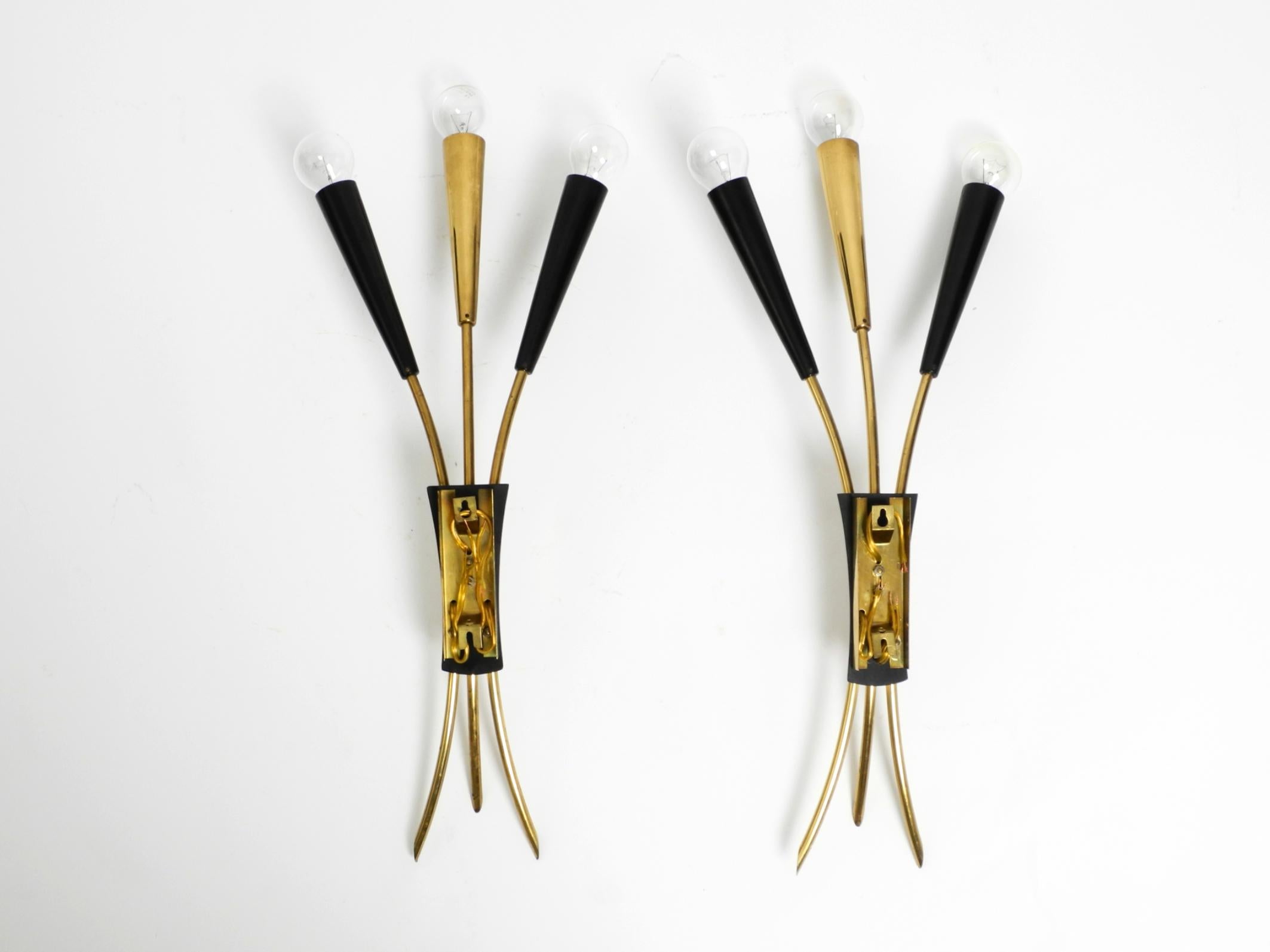 Dos preciosas lámparas de pared cónicas de latón de 3 luces Mid Century Modern en venta 1