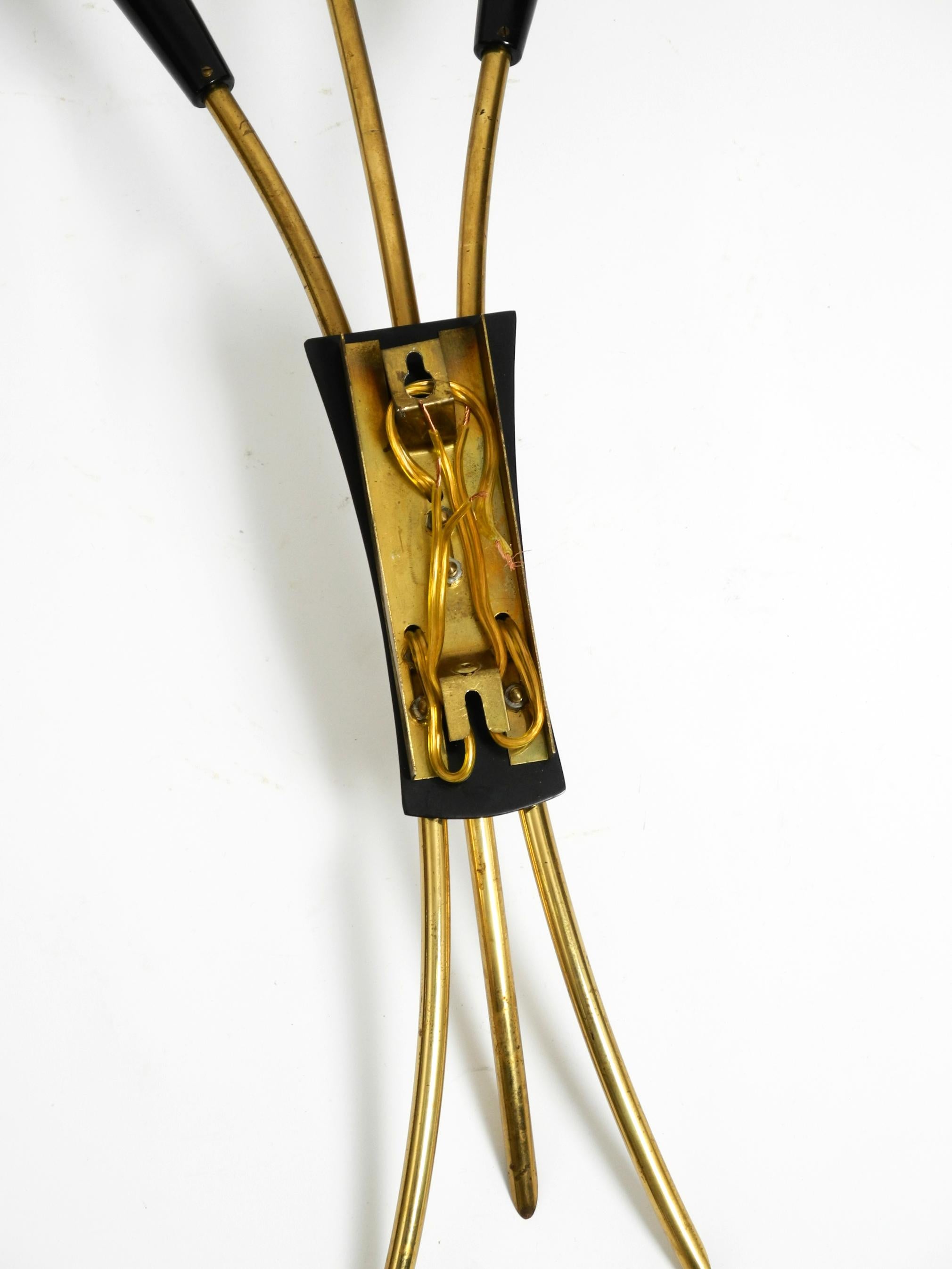 Dos preciosas lámparas de pared cónicas de latón de 3 luces Mid Century Modern en venta 2