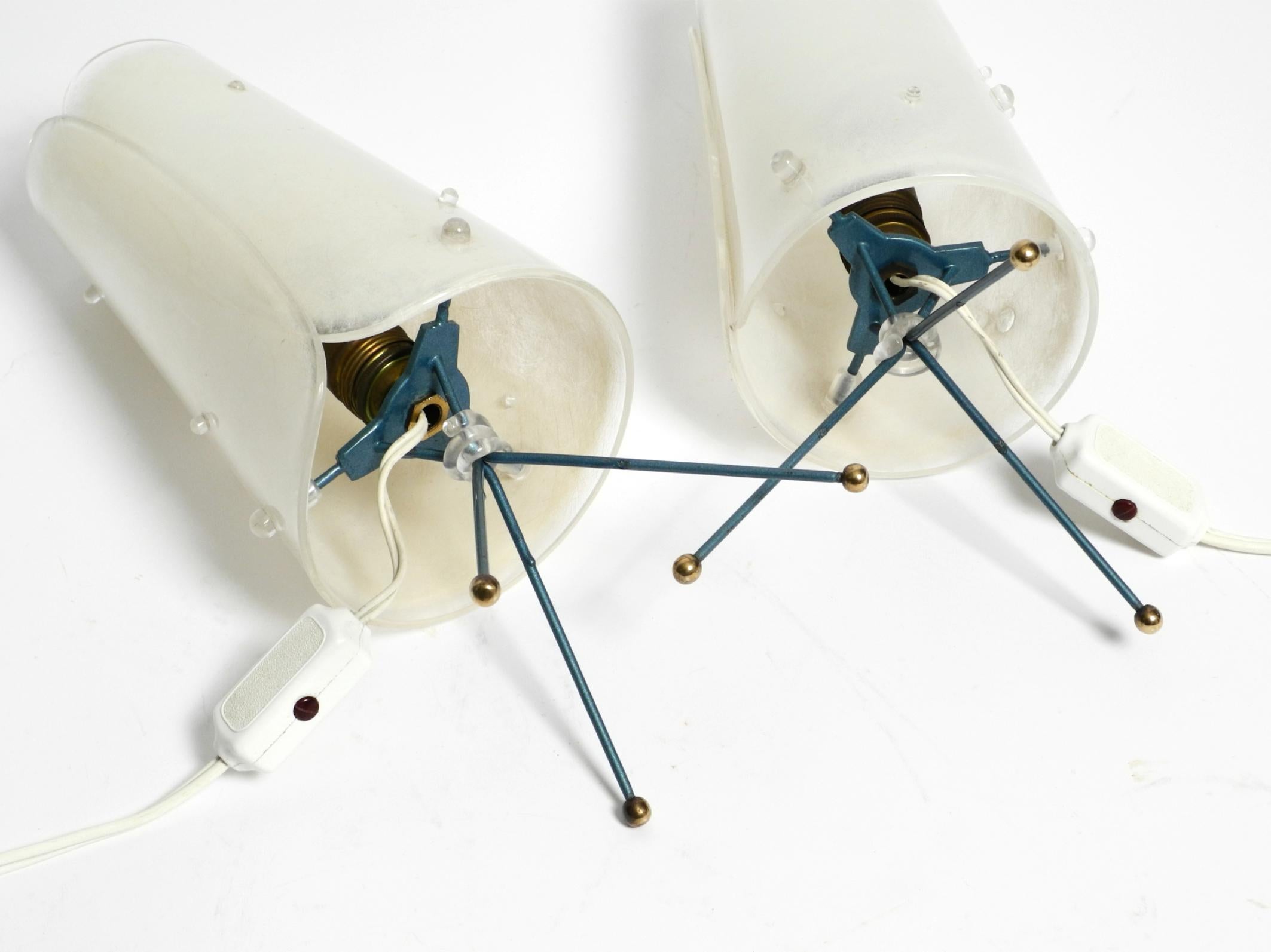 Deux belles lampes de table tripode modernes du milieu du siècle dernier avec abat-jour en plexiglas blanc en vente 3