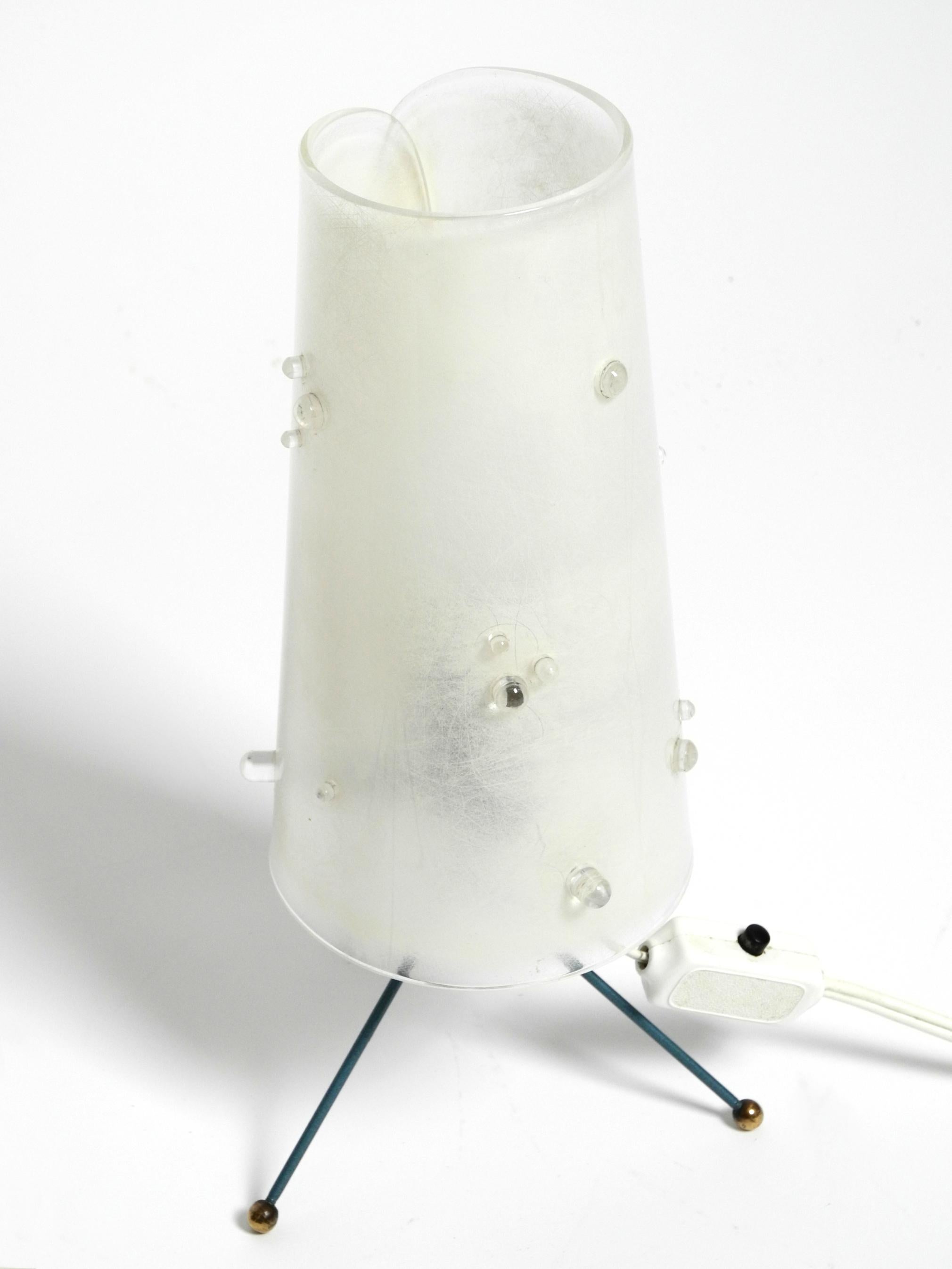 Deux belles lampes de table tripode modernes du milieu du siècle dernier avec abat-jour en plexiglas blanc en vente 4