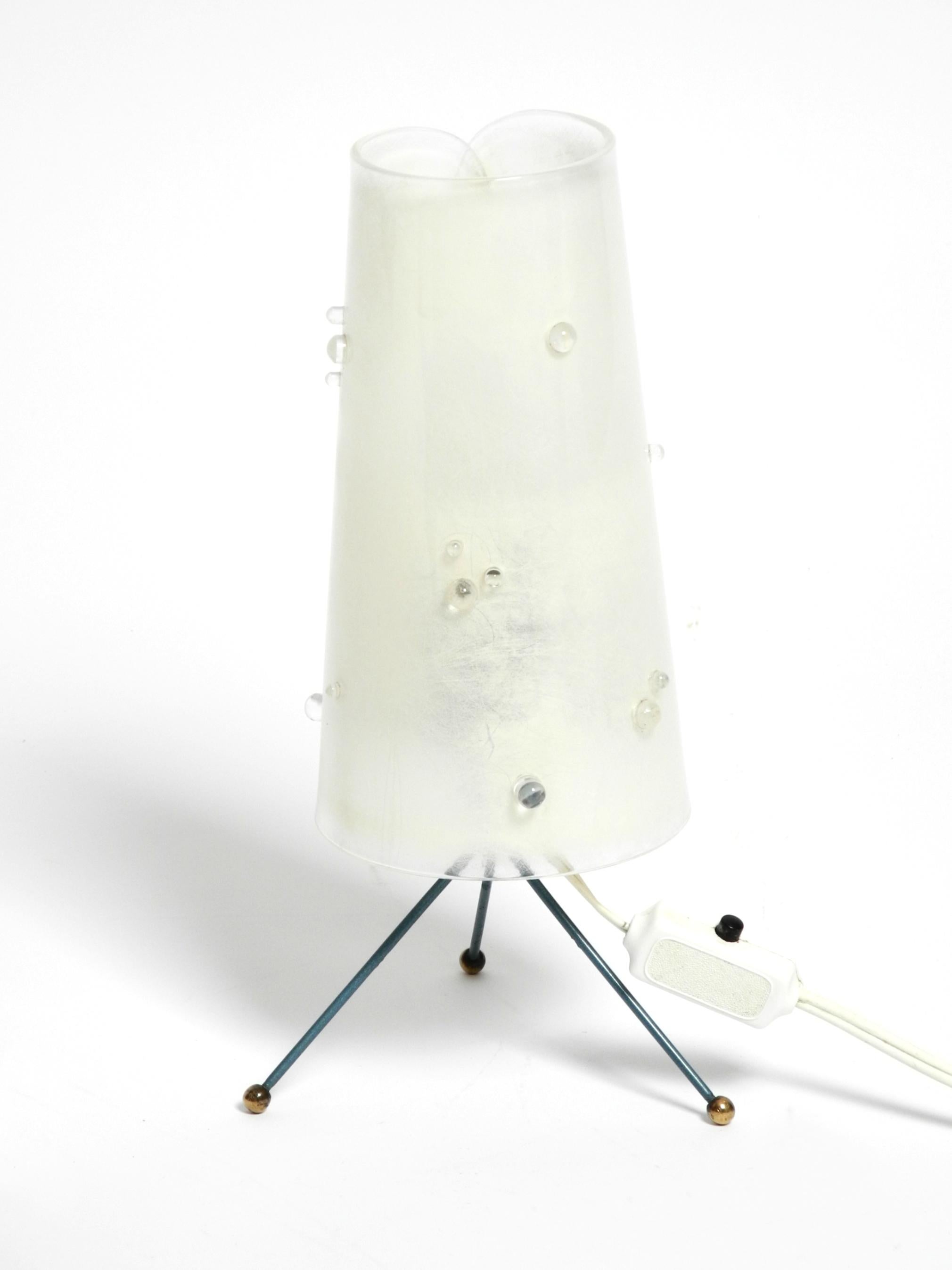 Deux belles lampes de table tripode modernes du milieu du siècle dernier avec abat-jour en plexiglas blanc en vente 5