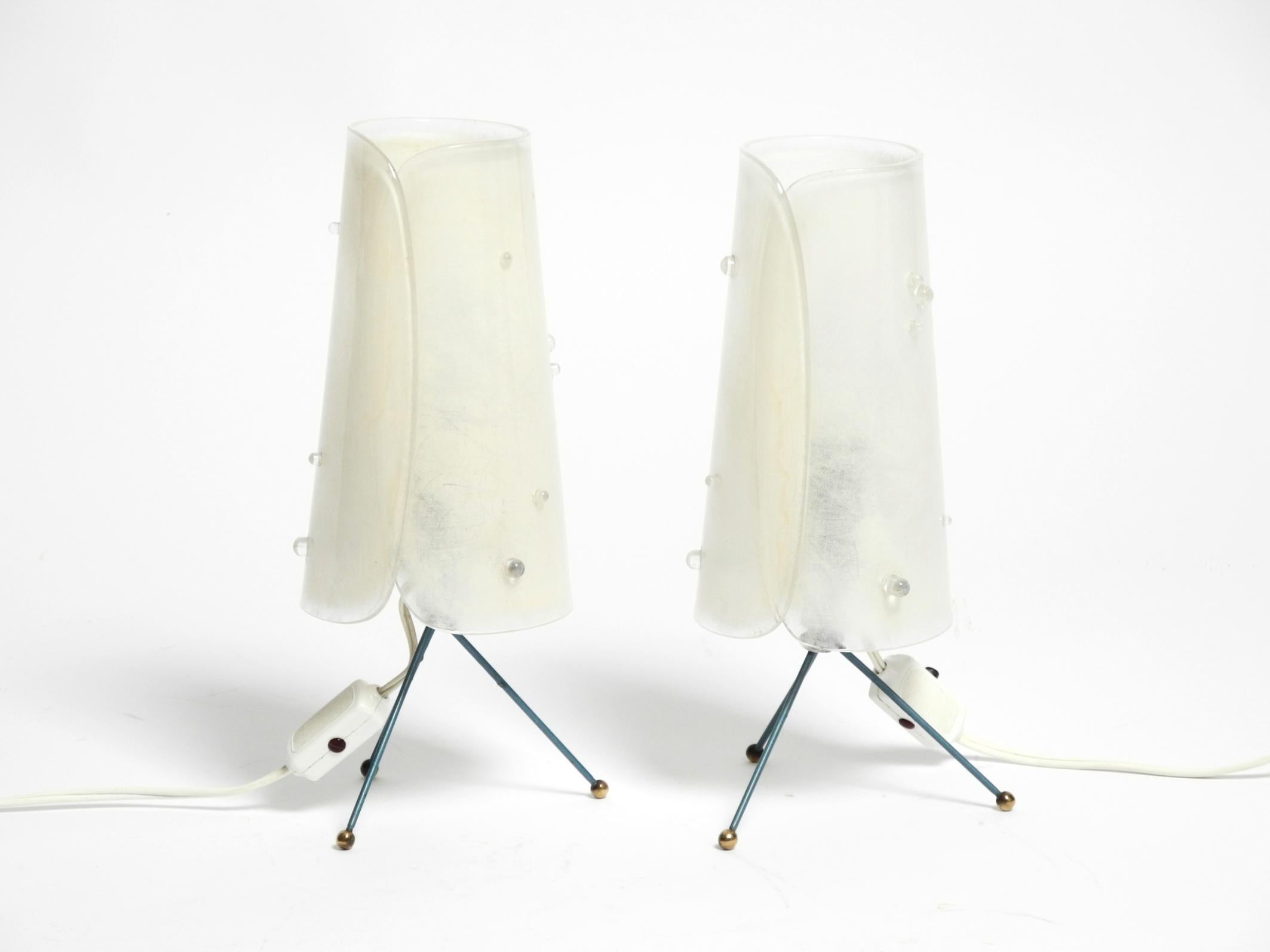Deux belles lampes de table tripode modernes du milieu du siècle dernier avec abat-jour en plexiglas blanc en vente 6